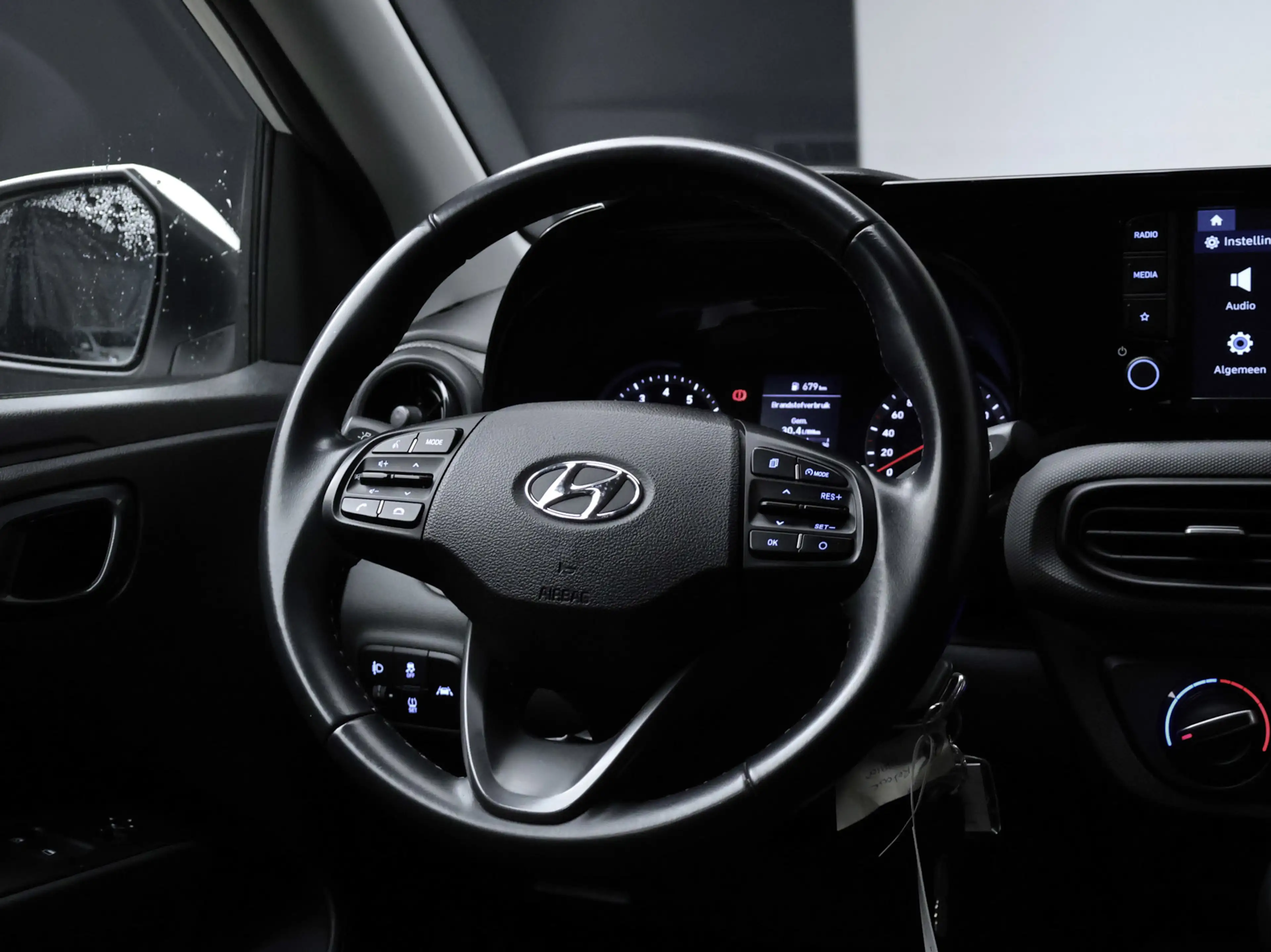 Hyundai i10 1.0 Comfort Sport (APPLE CARPLAY,NAVI,CLIMATE,CRUI — photo 26