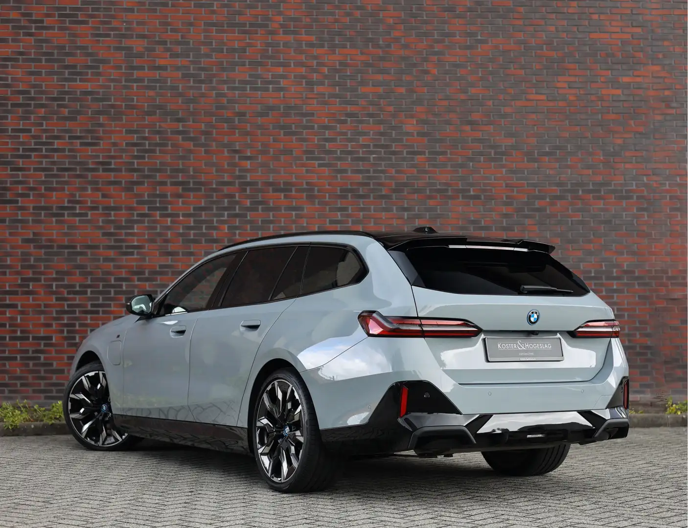 BMW 550 5-serie Touring 550e xDrive | Brooklyn - M Sport P Šedá - 2