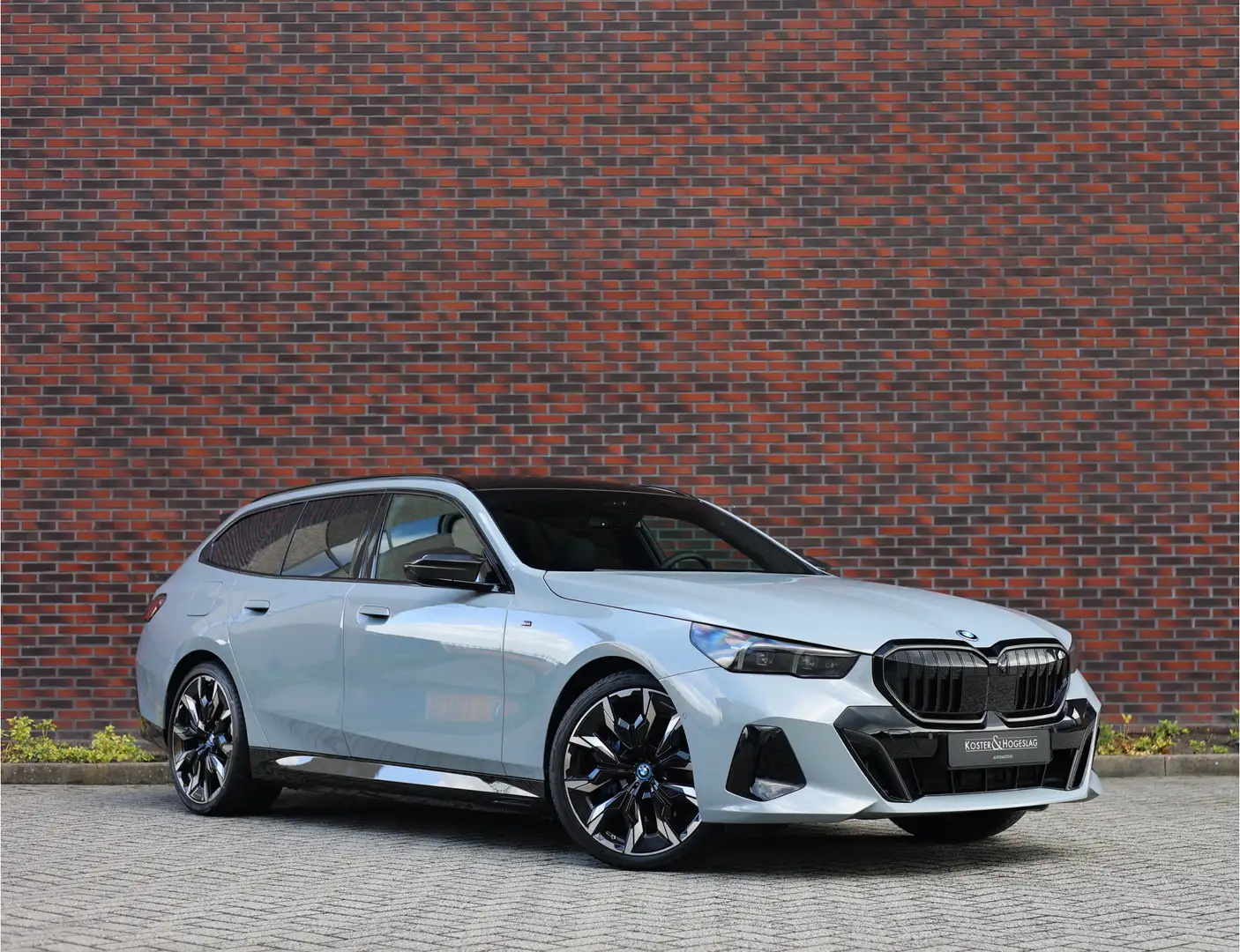 BMW 550 5-serie Touring 550e xDrive | Brooklyn - M Sport P Šedá - 1