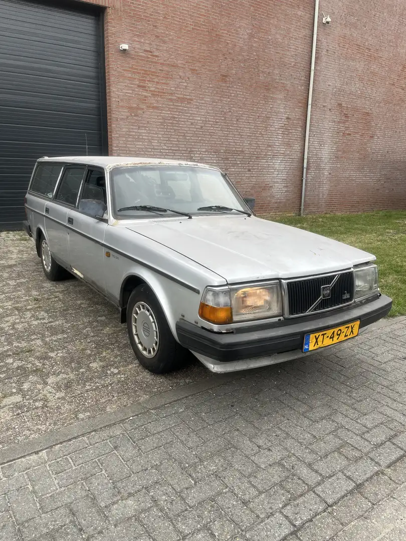 Volvo 240 DL - 1
