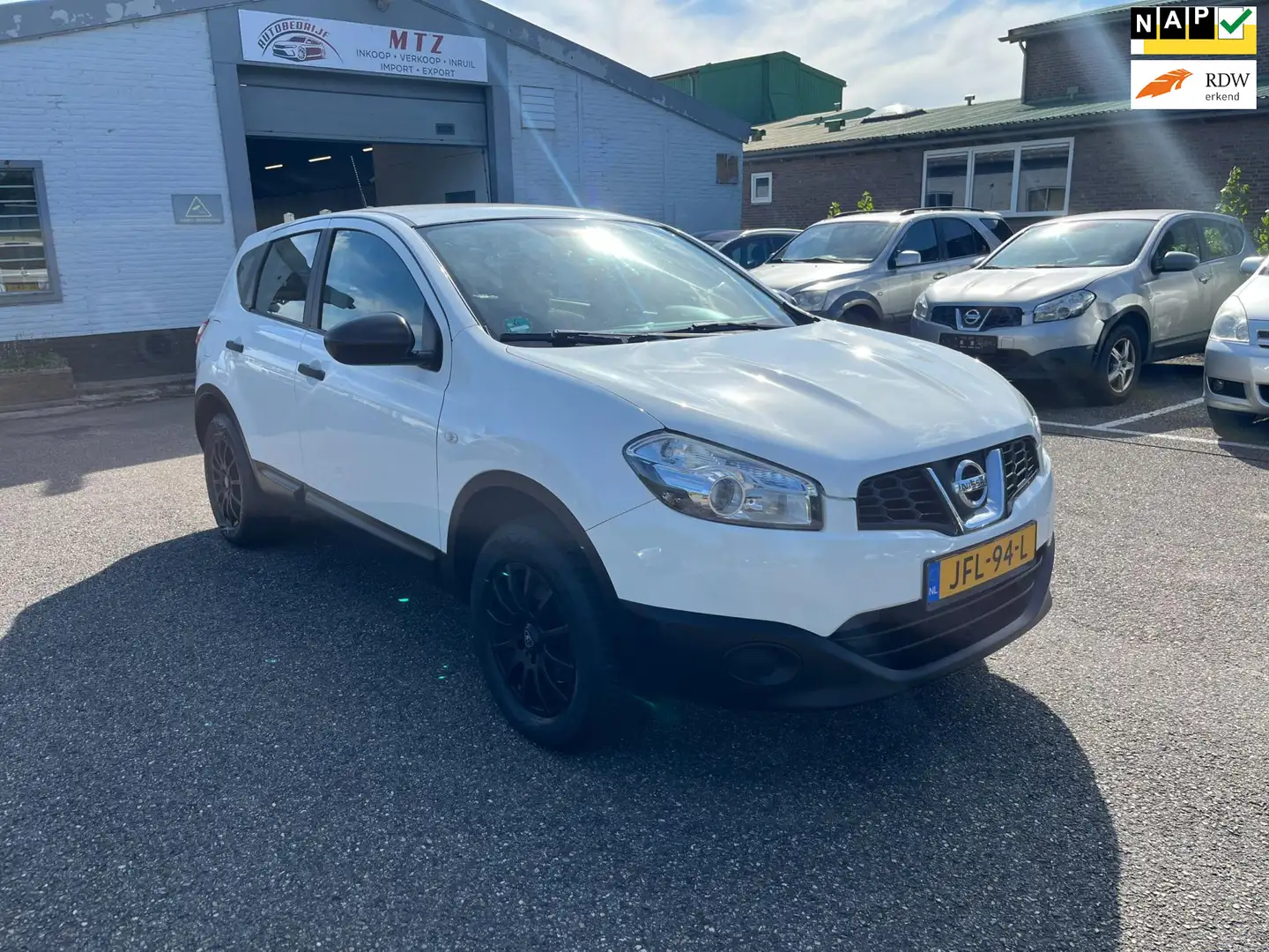 Nissan Qashqai 1.6 Visia Airco / ELEC. Pakket / Af. Trekhaak Wit - 1