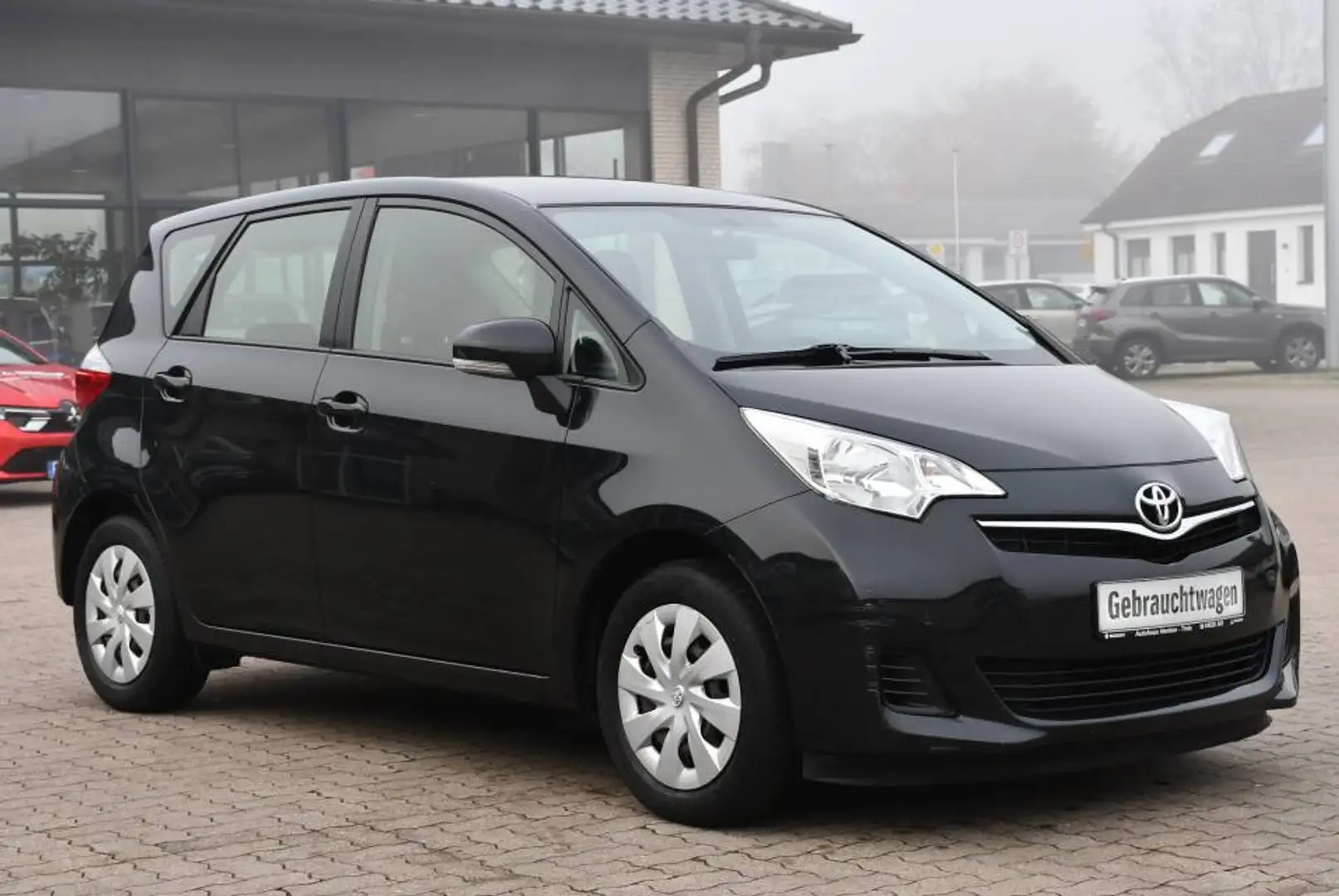 Toyota Verso-S Чорний - 2