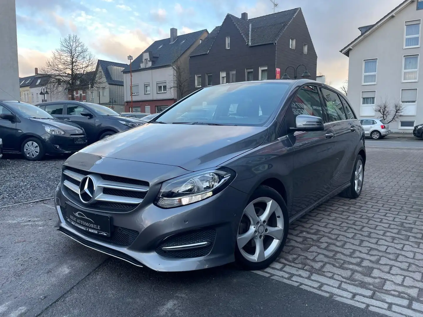 Mercedes-Benz B 180 2.Hand*Navi*Sitzheizung*Berganfahrassisten Grau - 1