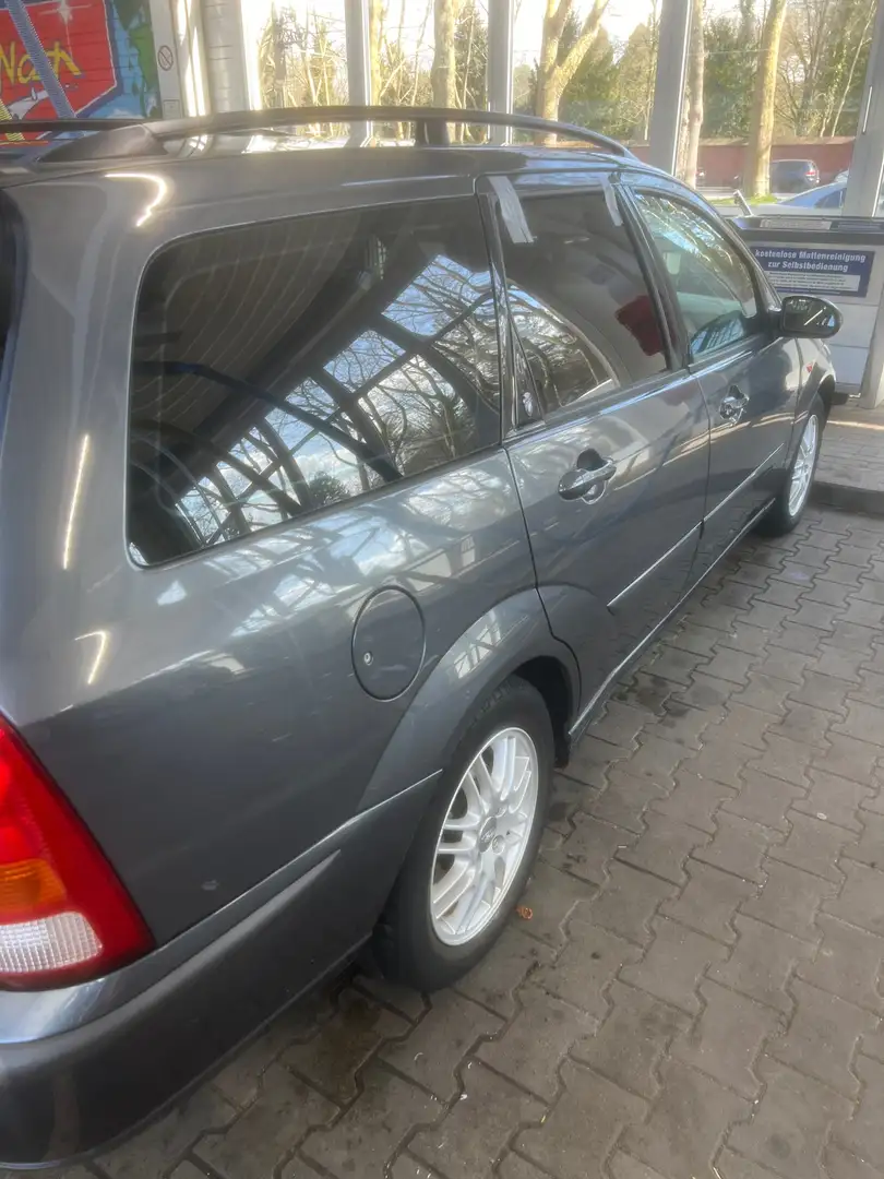 Ford Focus 1.6 Turnier Futura Grau - 1