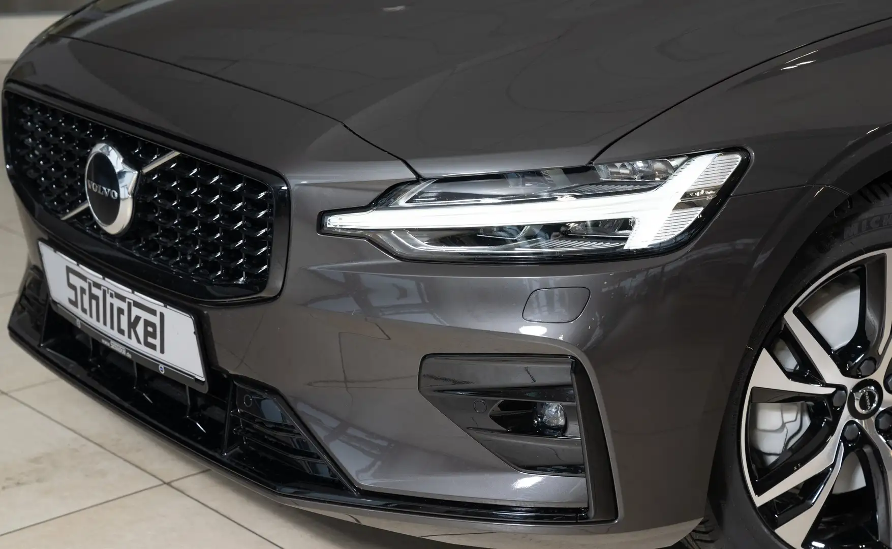 Volvo V60 B4 Diesel Plus Dark Leder ACC Navi Met. Šedá - 2