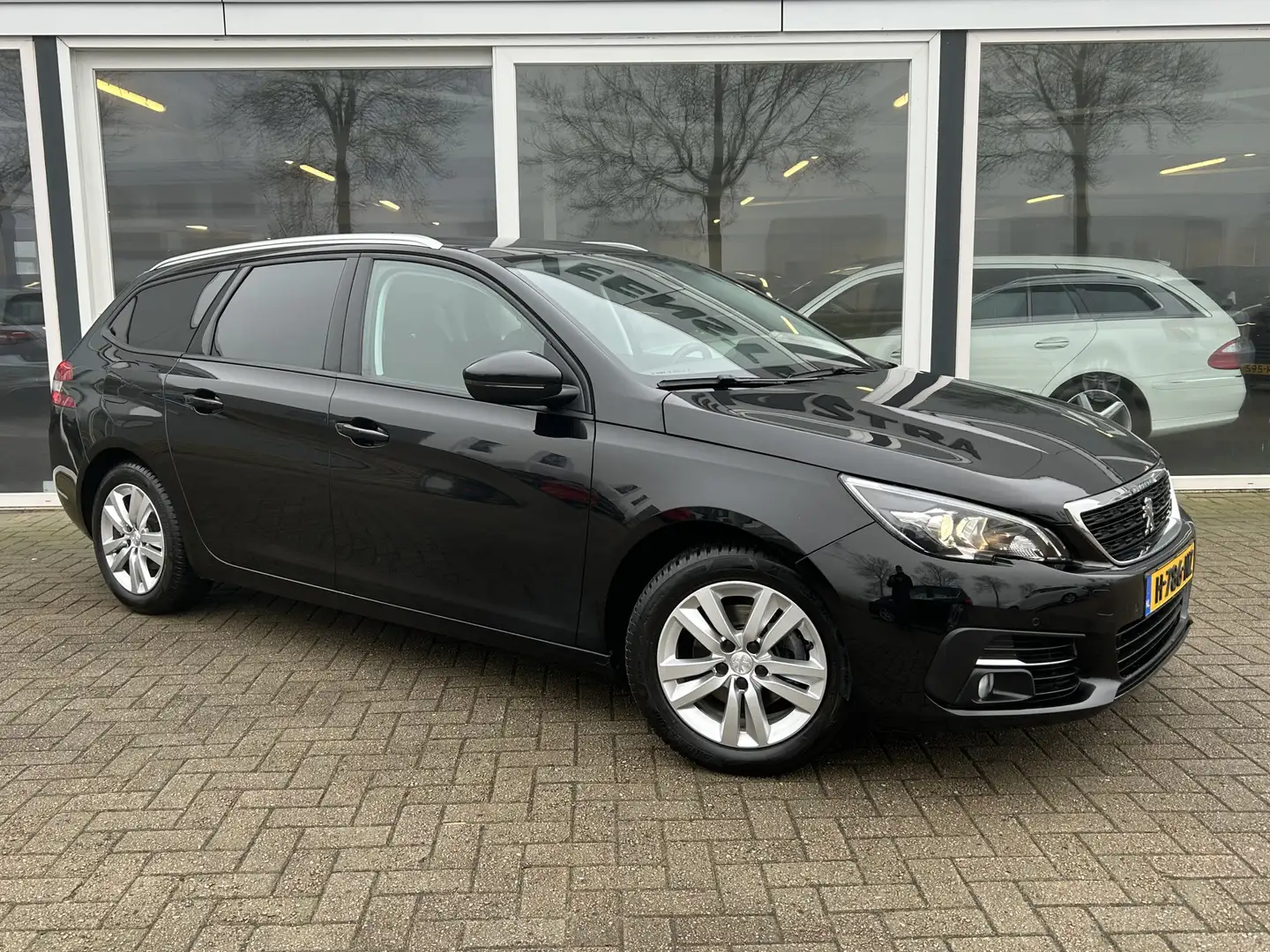 Peugeot 308 SW 1.2 PureTech Blue Lease Executive 50% deal 5.72 Fekete - 1