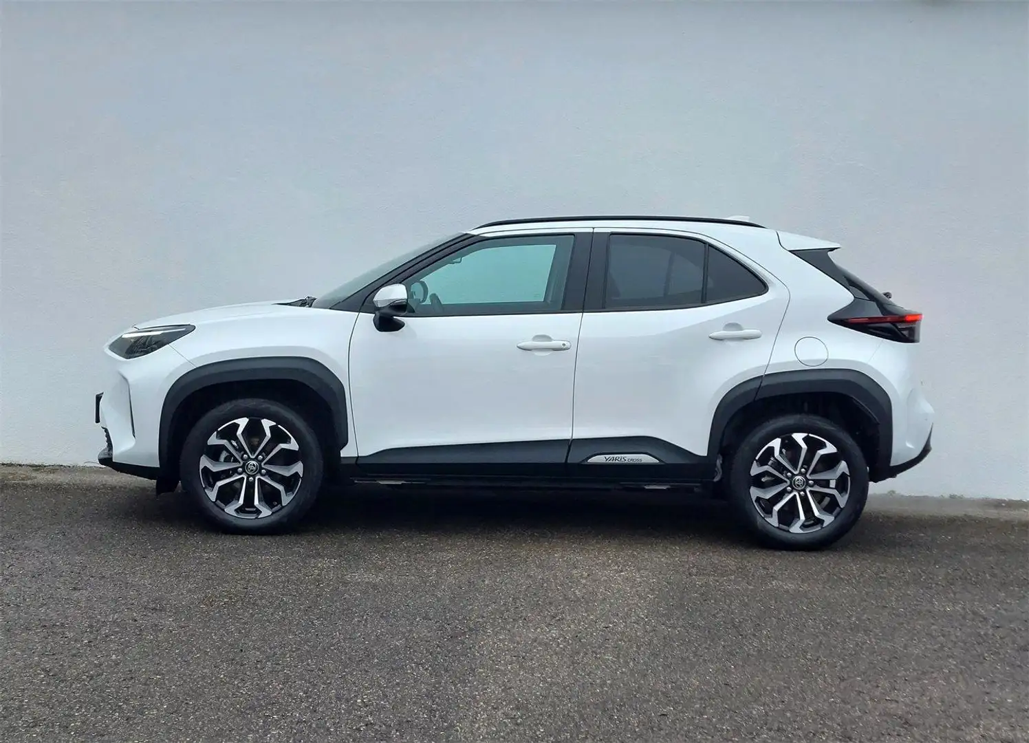 Toyota Yaris Cross 1,5l Hyb. 4x2 Active Drive + Safety Weiß - 2