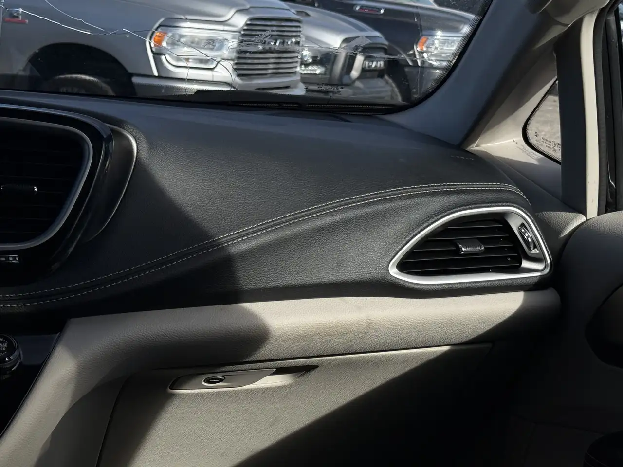 Chrysler Pacifica снимка Chrysler Pacifica