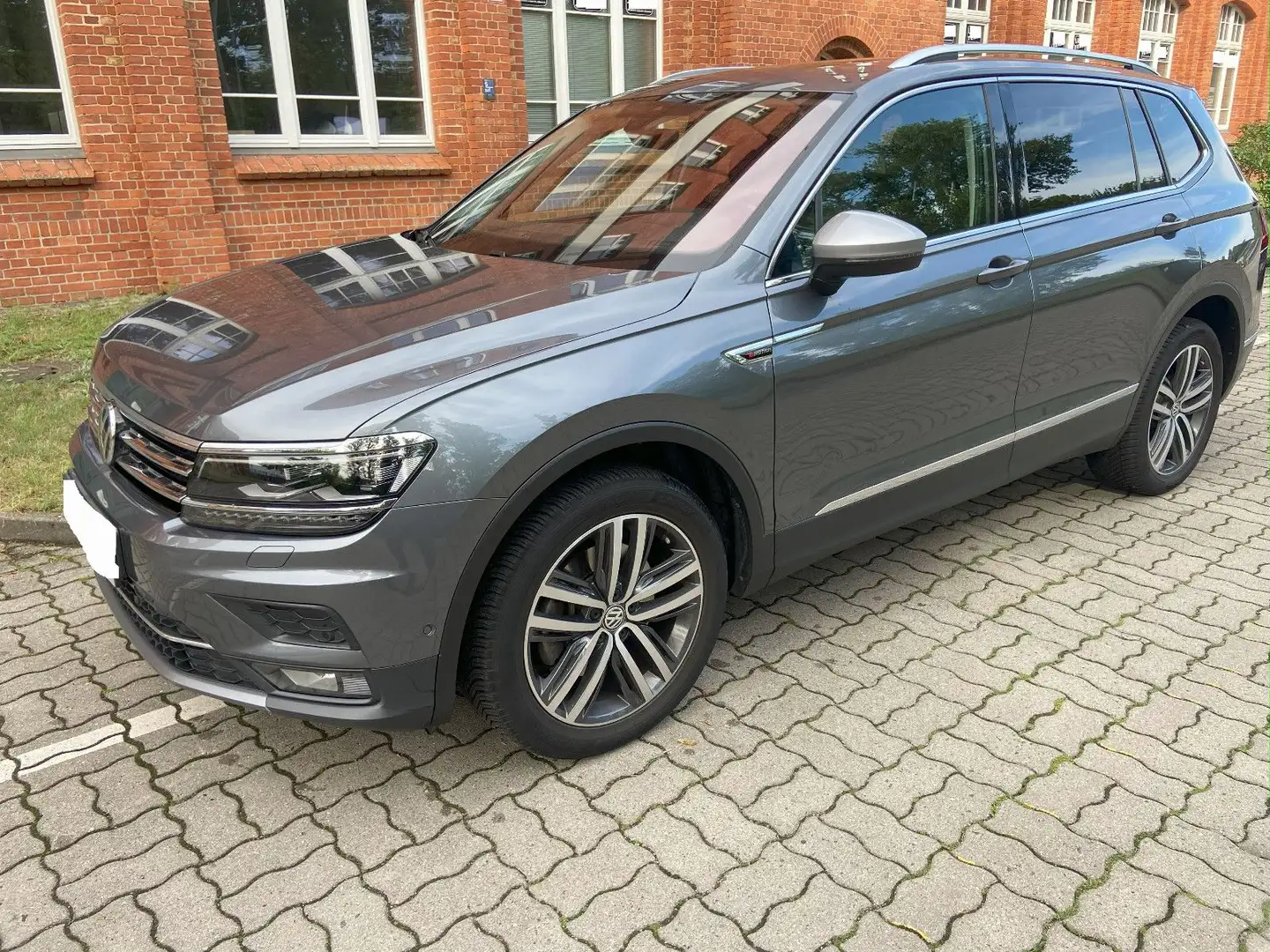 Volkswagen Tiguan Allspace Highline 4Motion°Leder°Pano° Grau - 2