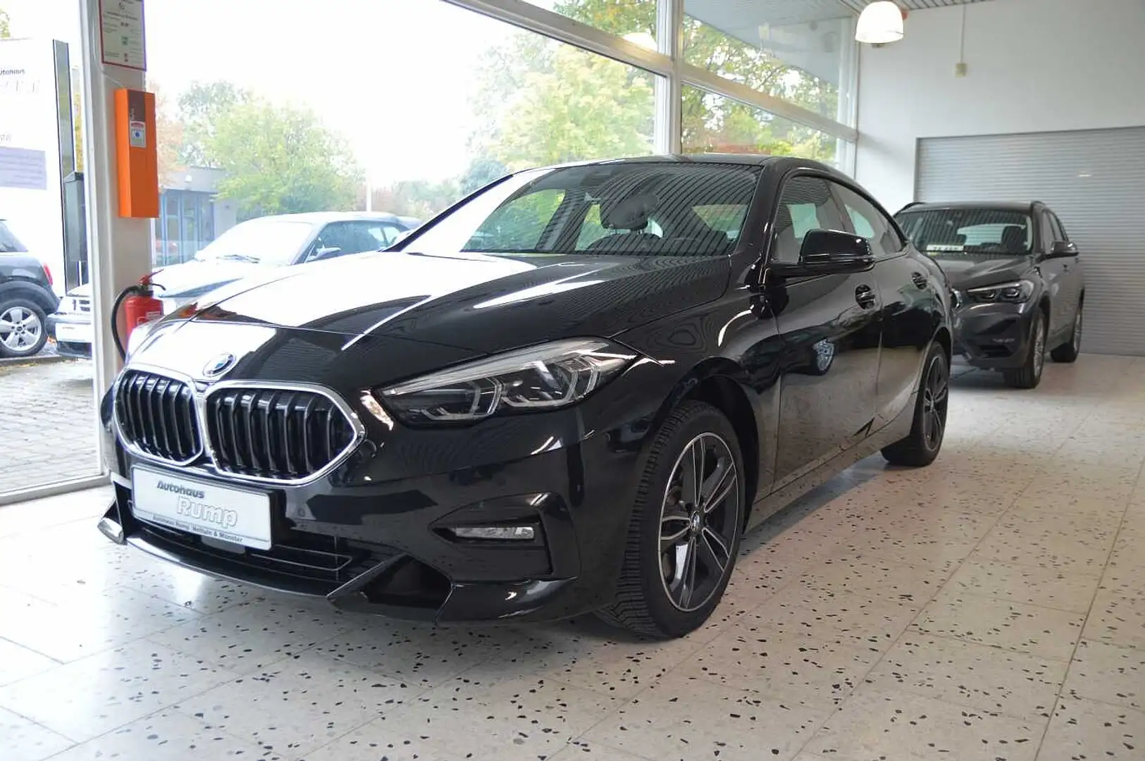 BMW 220 i Gran Coupe Aut. Sport Line Zwart - 1