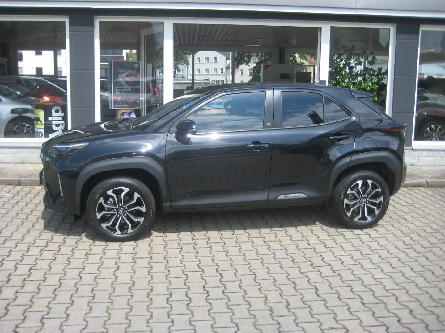 Toyota Yaris Cross Hybrid 1.5 VVT-i Team D Navi LED Winter Schwarz - 2