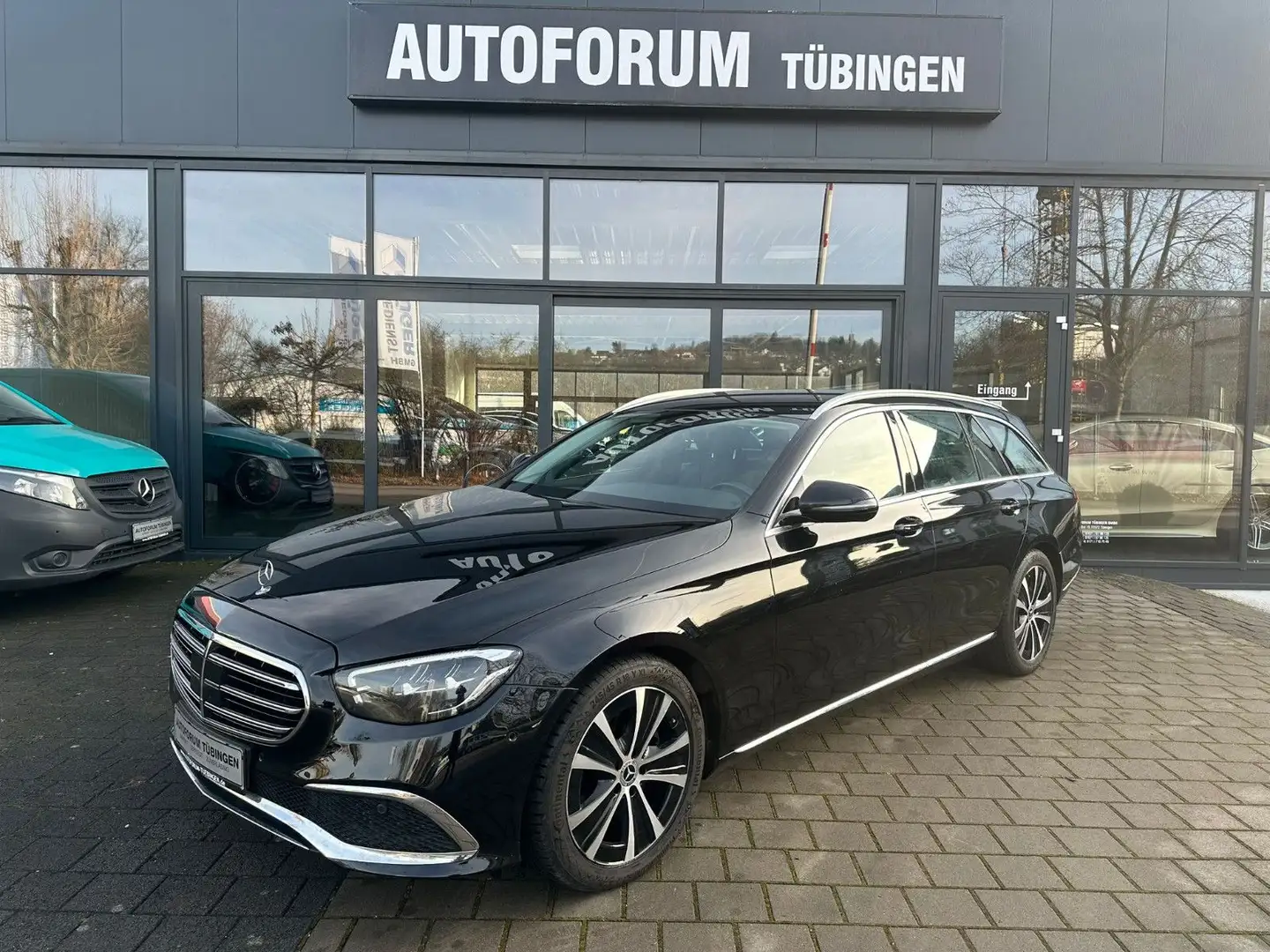 Mercedes-Benz E 220 d T Autom. *LUXURY*DISTRO*KAMERA* Schwarz - 1