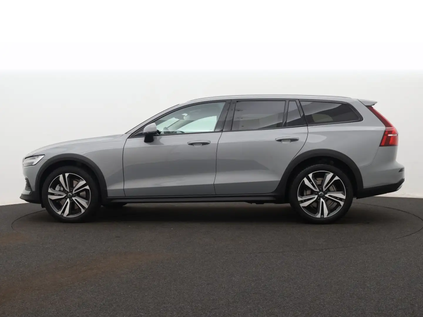 Volvo V60 Cross Country B5 AWD Core | 19" Lm Velgen | Getint Glas Grijs - 2