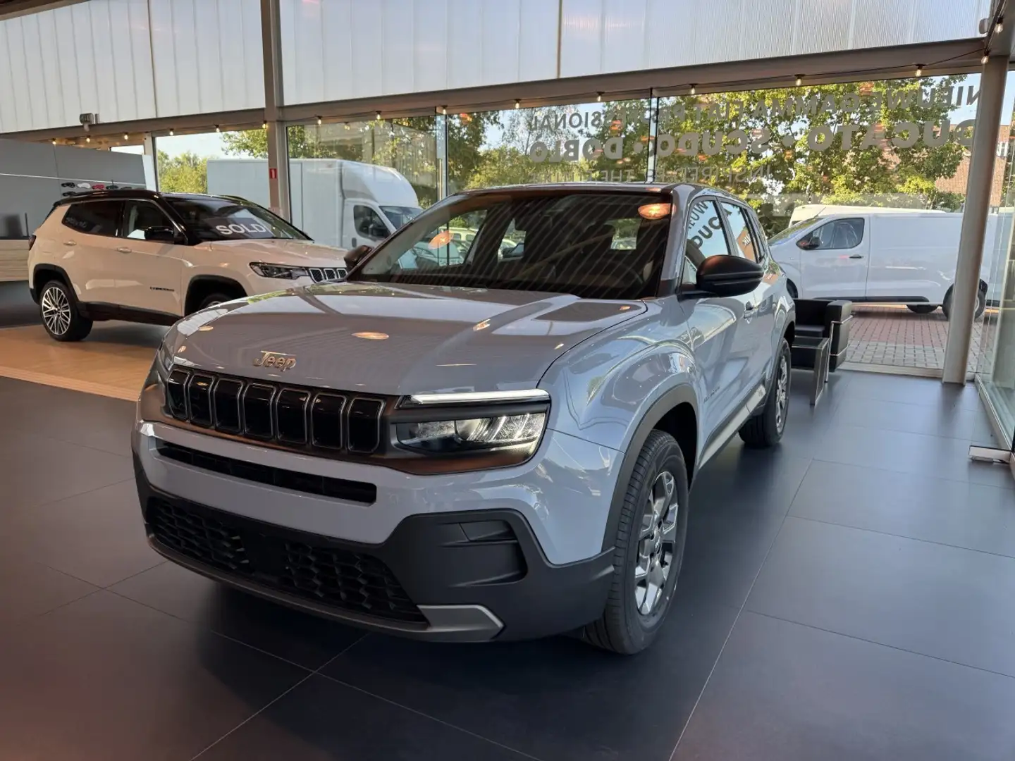 Jeep Avenger 1.2 Longitude Gris - 1