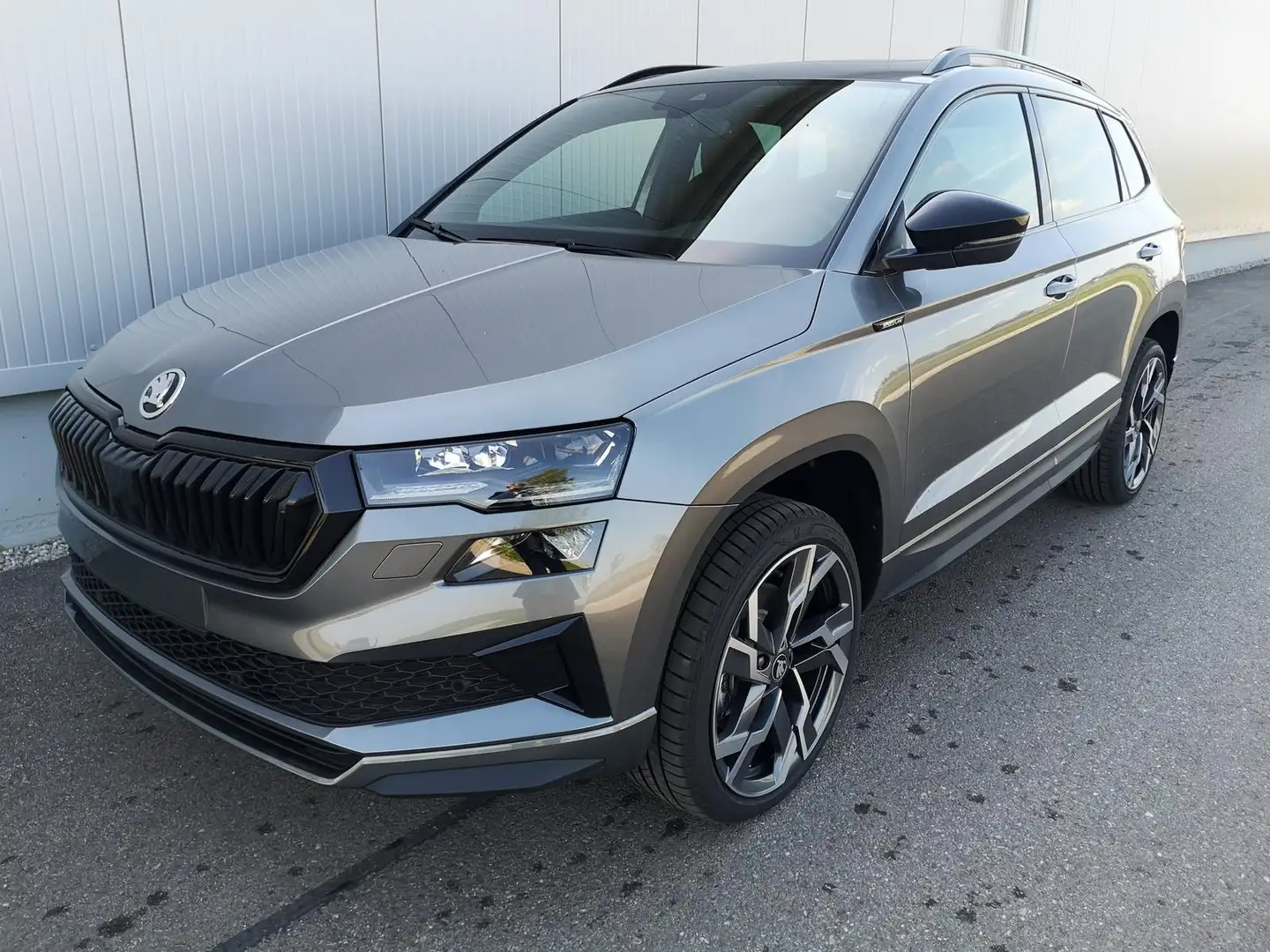 Skoda Karoq 2.0TDI Sportline DSG 4x4 AHK Matrix Pano Sound Led Gris - 1
