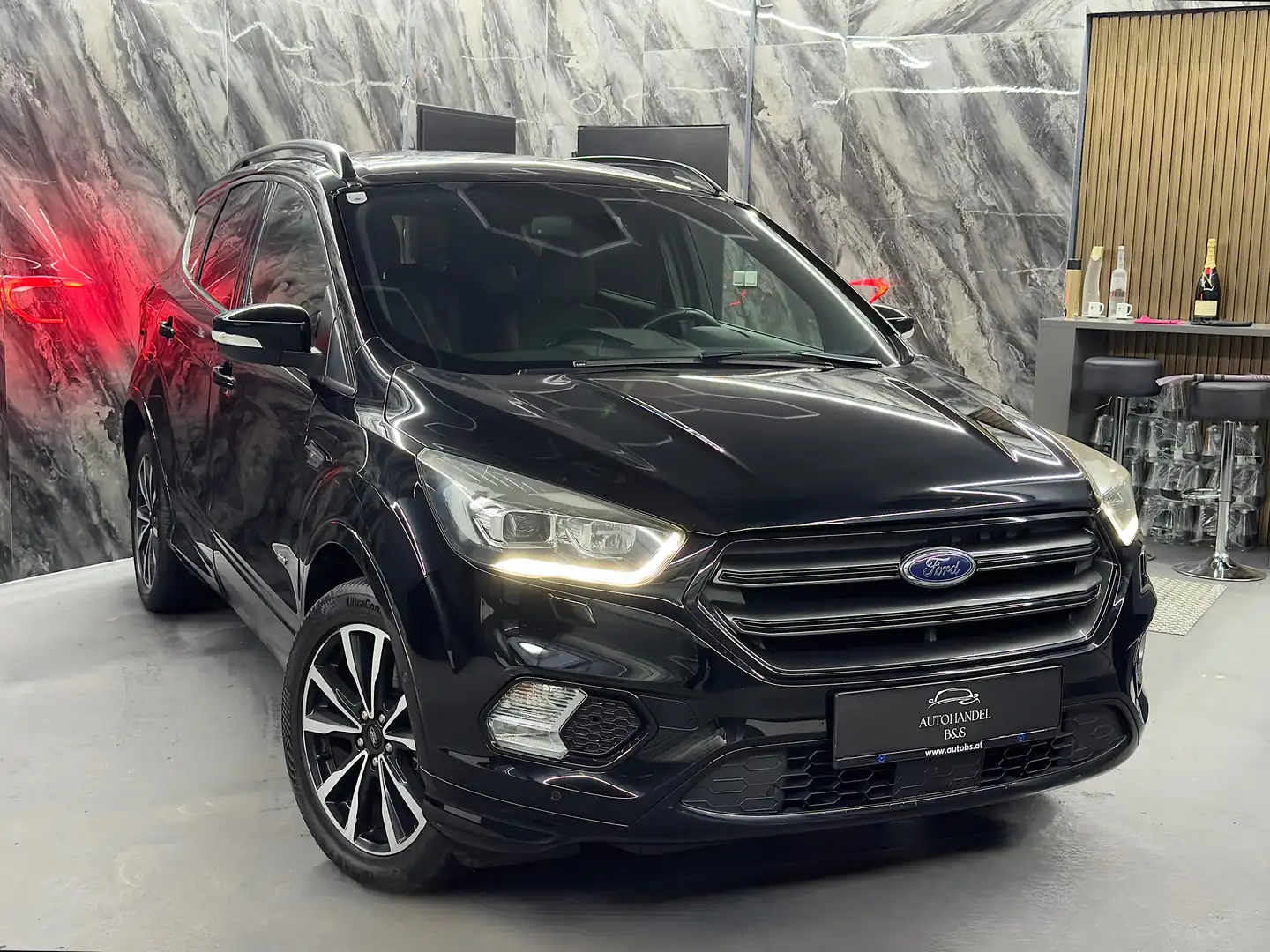 Ford Kuga 2,0 TDCi Powershift Aut. AWD*ST-LINE, LED, KAMERA* Schwarz - 1