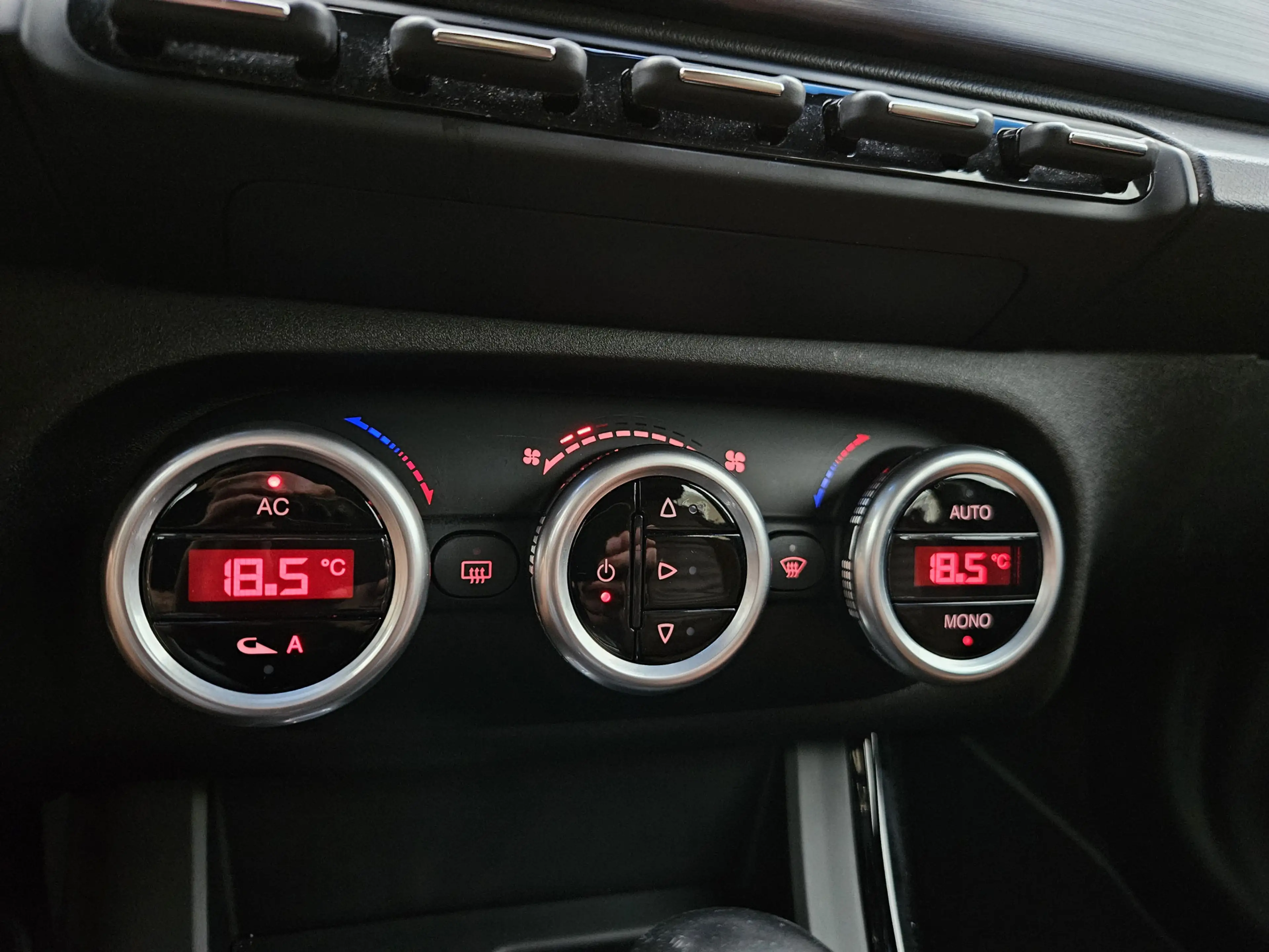 Alfa Romeo Giulietta 1.4 T Distinctive / Automaat / Leer / PDC! — photo 17