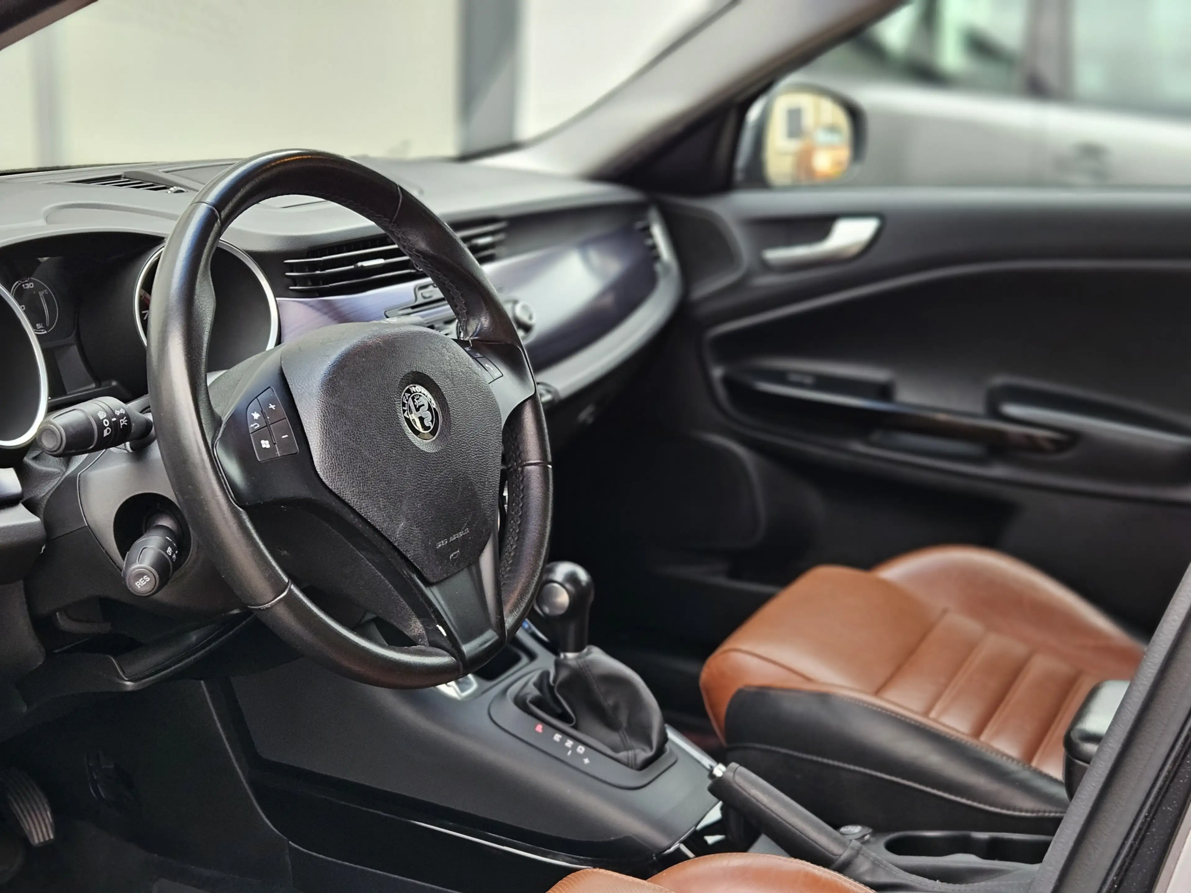 Alfa Romeo Giulietta 1.4 T Distinctive / Automaat / Leer / PDC! — photo 8