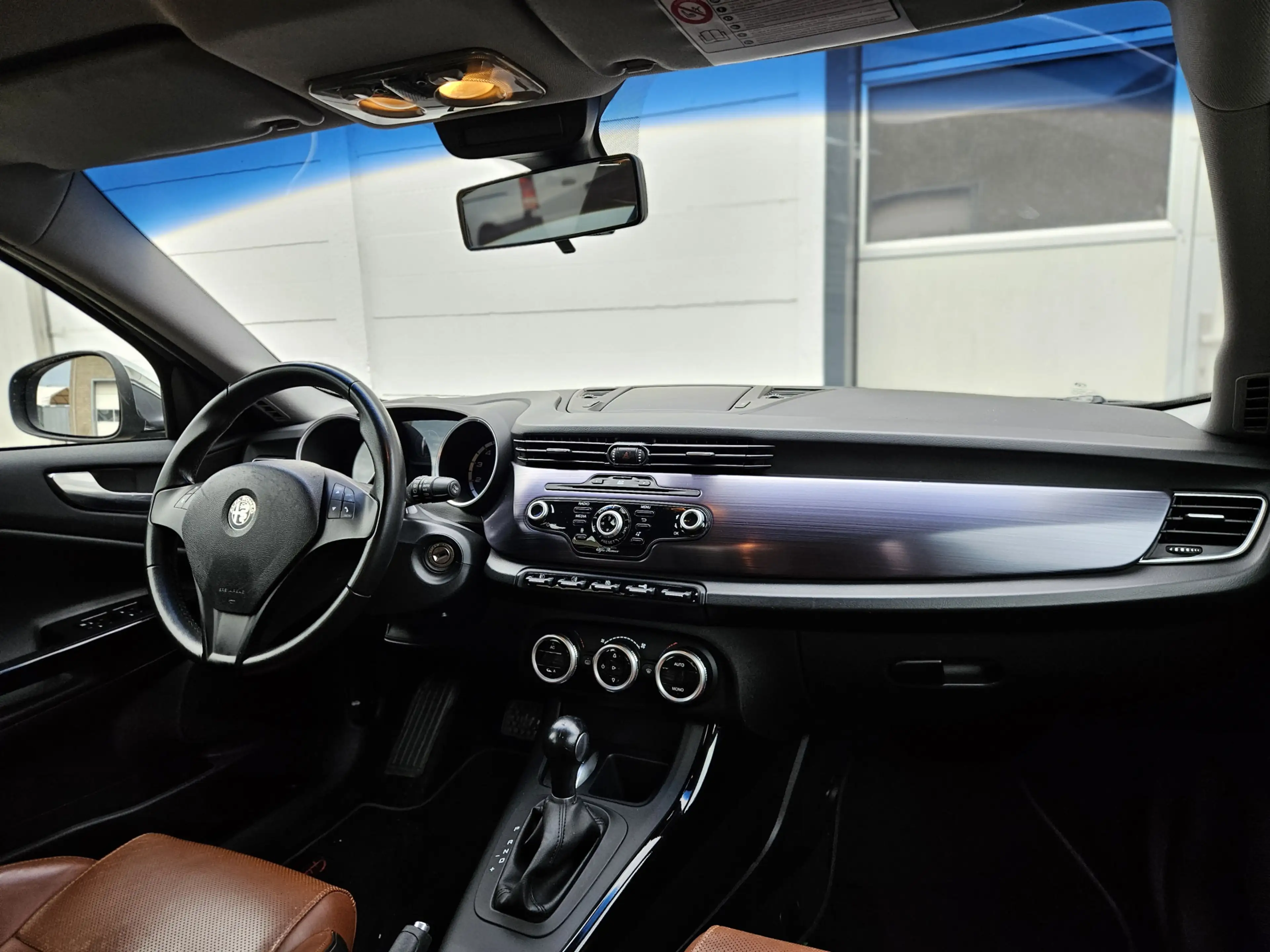 Alfa Romeo Giulietta 1.4 T Distinctive / Automaat / Leer / PDC! — photo 9