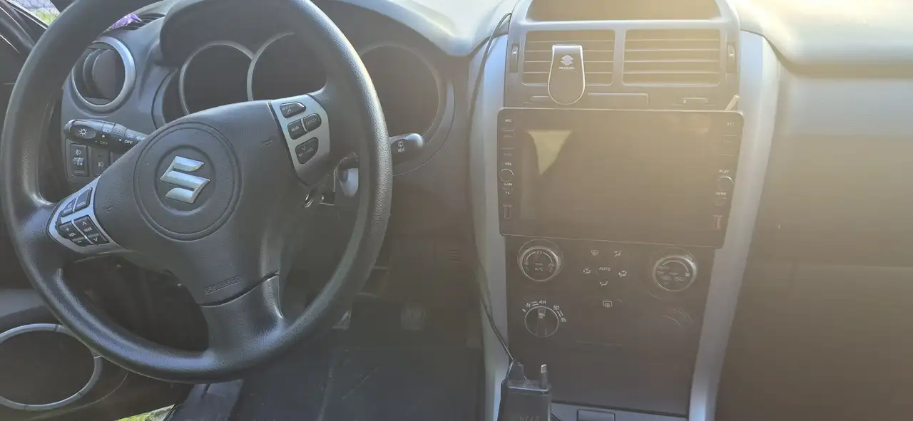 Suzuki Grand Vitara 2.0i JLX — photo 1 of 10
