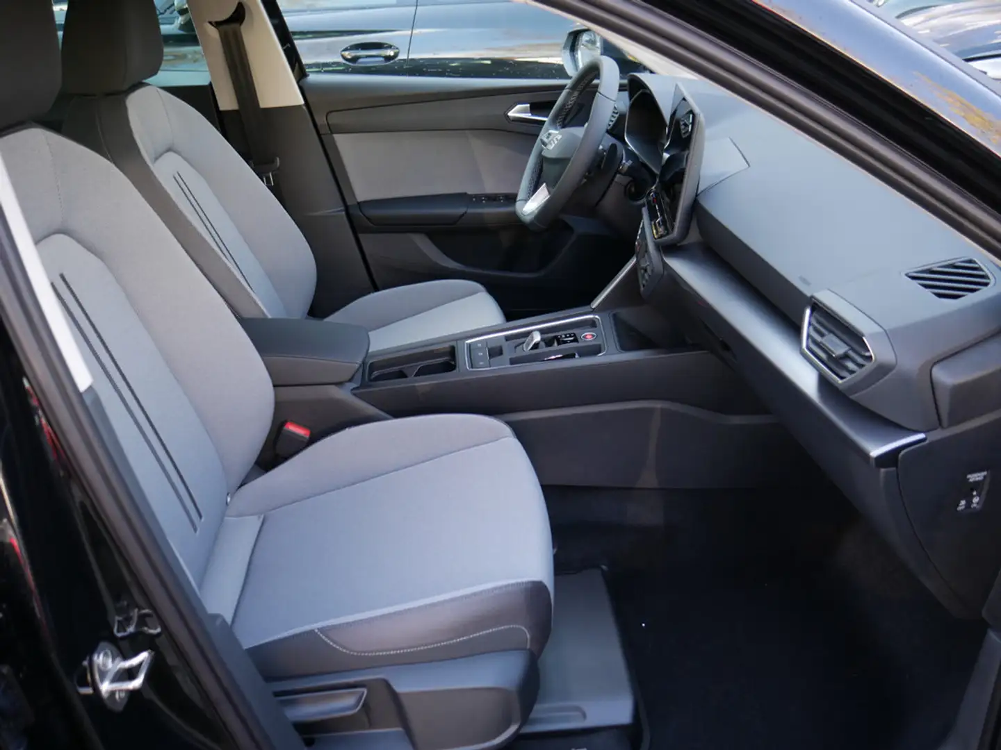 SEAT Leon Style Edition 1.5 eTSI SHZ NAVI LED Schwarz - 2