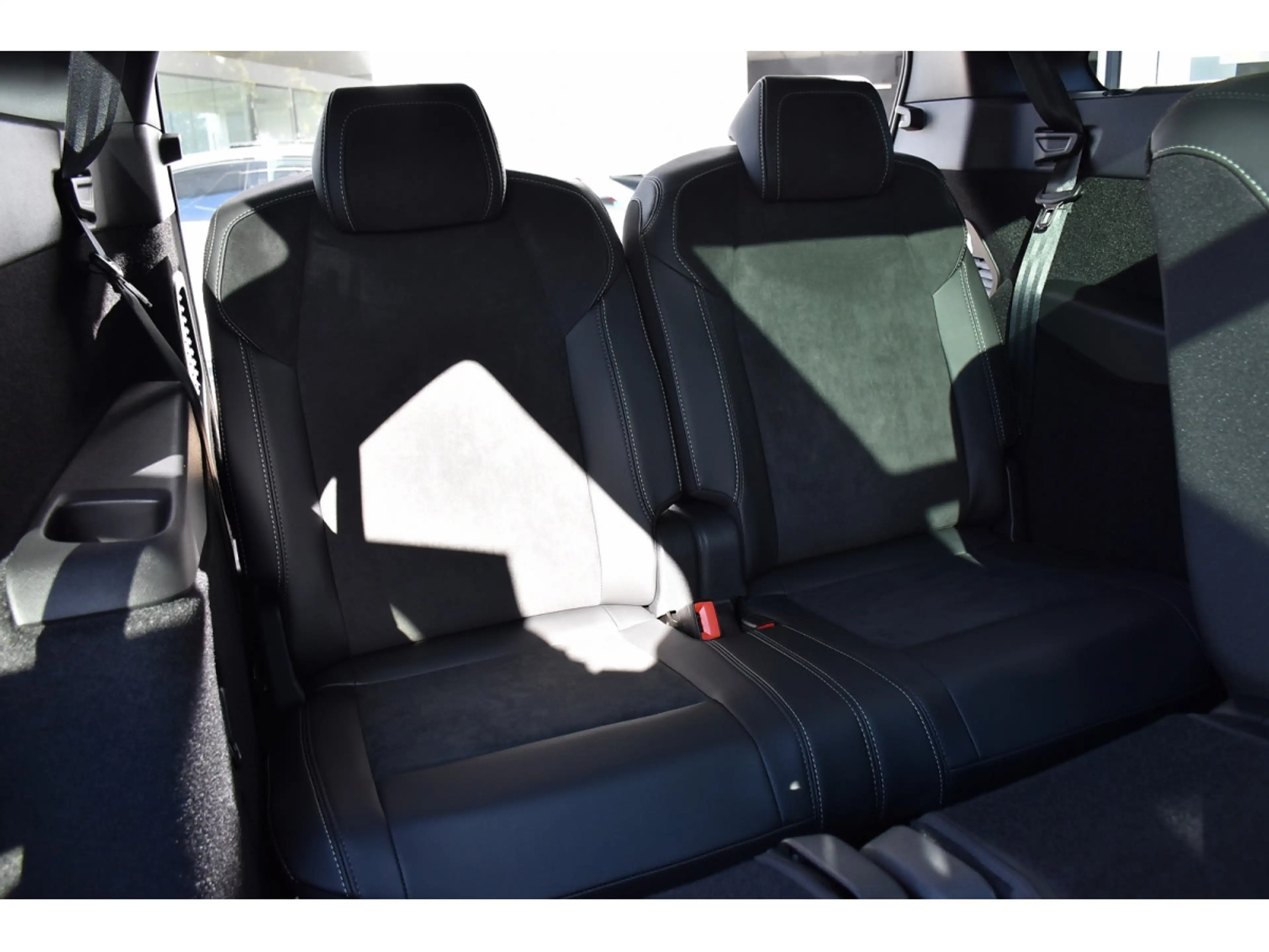 Peugeot 5008 Hybrid 145 GT Exclusive e-DCS6 PANO ACC CAM360 NEU — photo 8