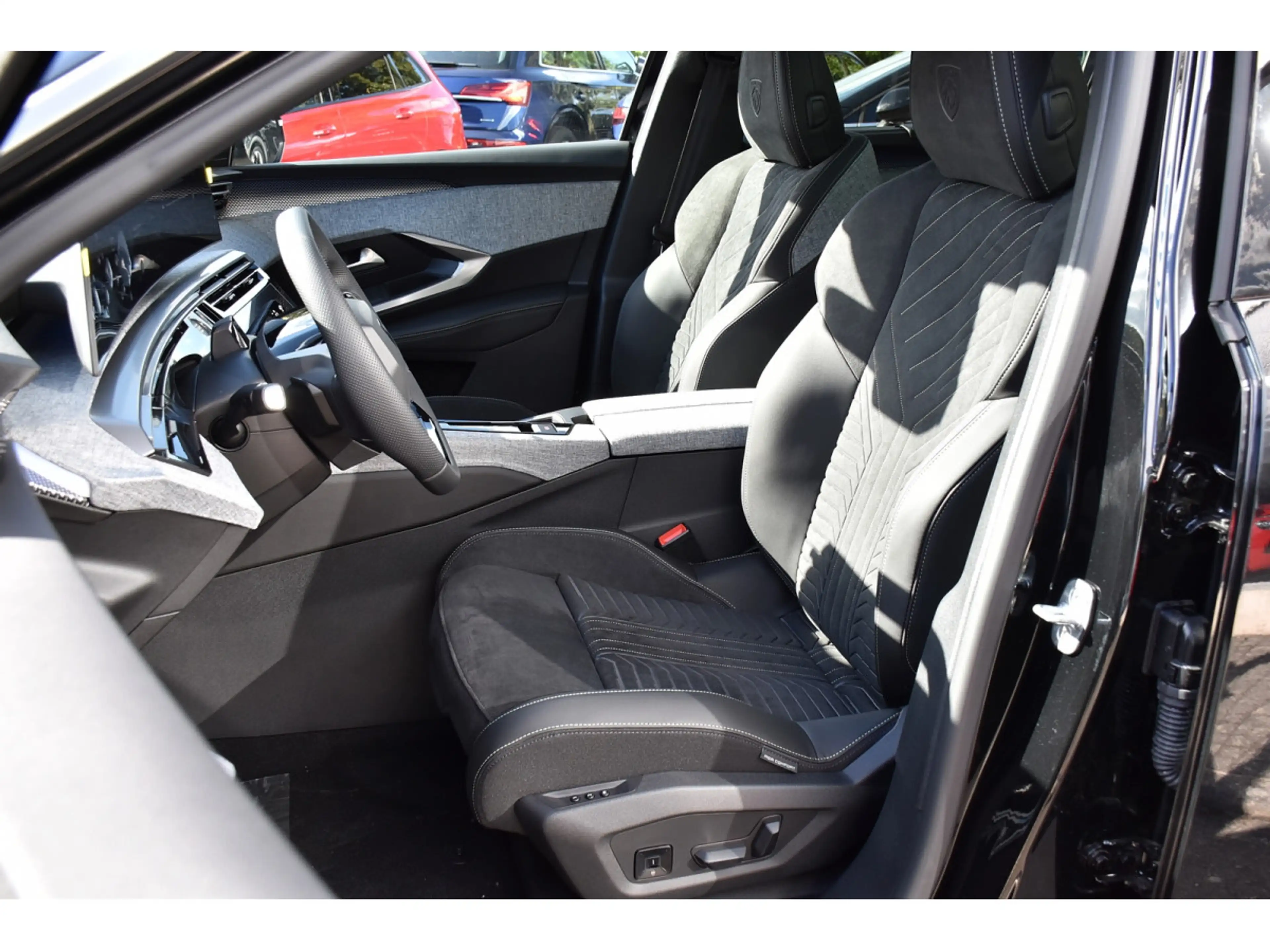 Peugeot 5008 Hybrid 145 GT Exclusive e-DCS6 PANO ACC CAM360 NEU — photo 6