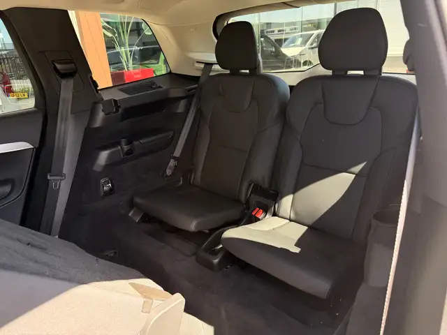 Volvo XC90 view 8
