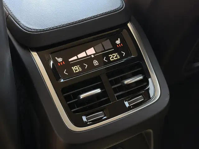 Volvo XC90 view 6