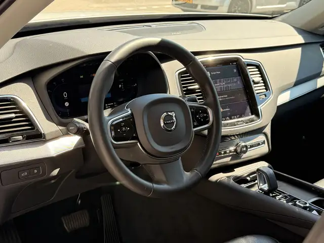 Volvo XC90 view 4