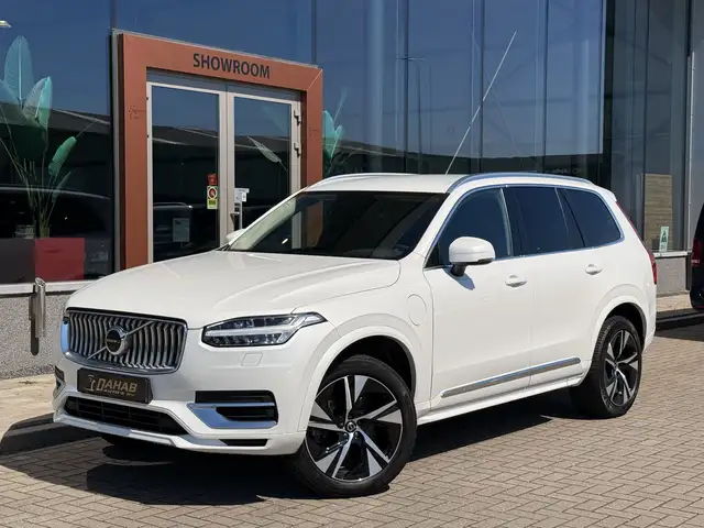 Volvo XC90 view 3
