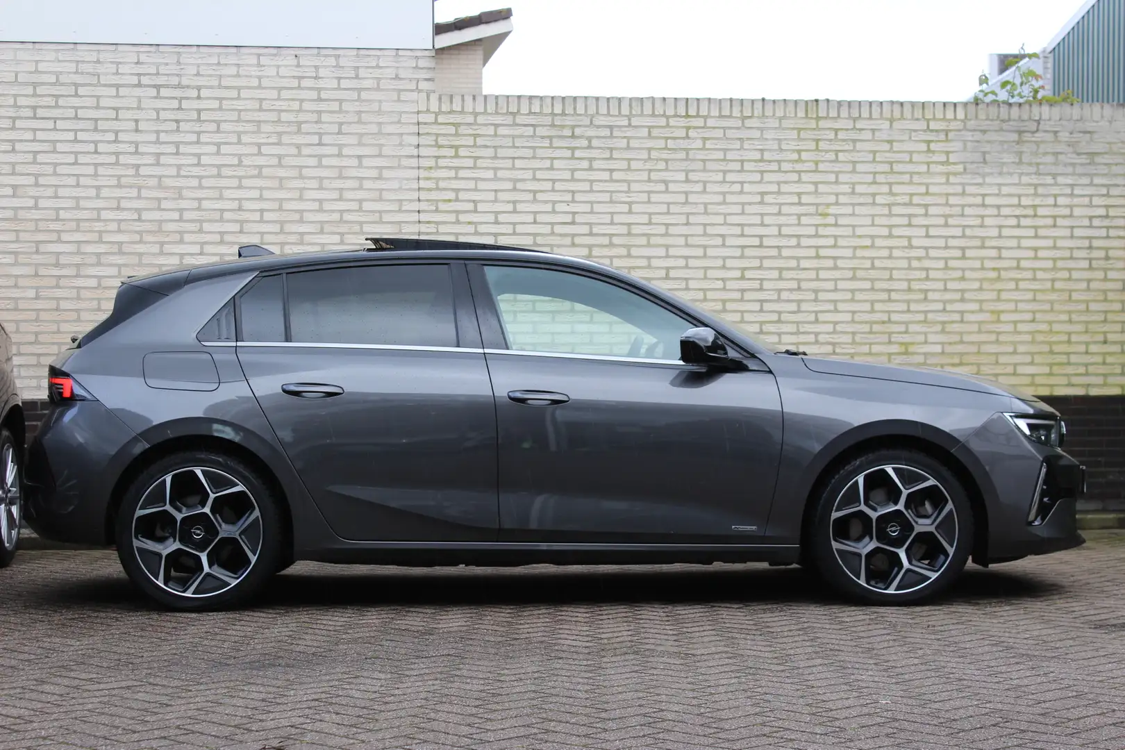Opel Astra 1.6 Hybrid Ultimate | Panoramadak | HiFi | Memory Grijs - 2