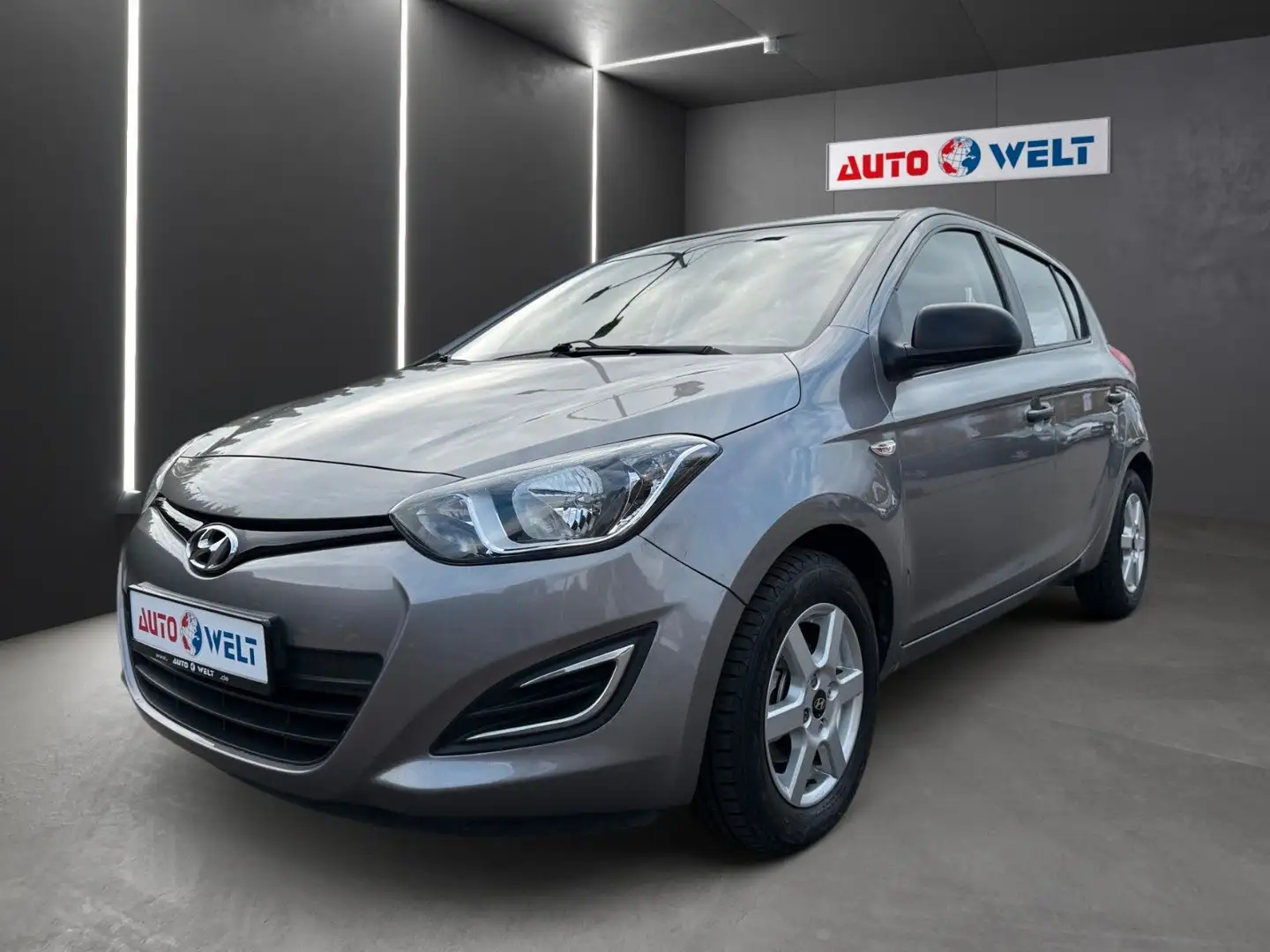Hyundai i20 1.2 Star Edition Grau - 1