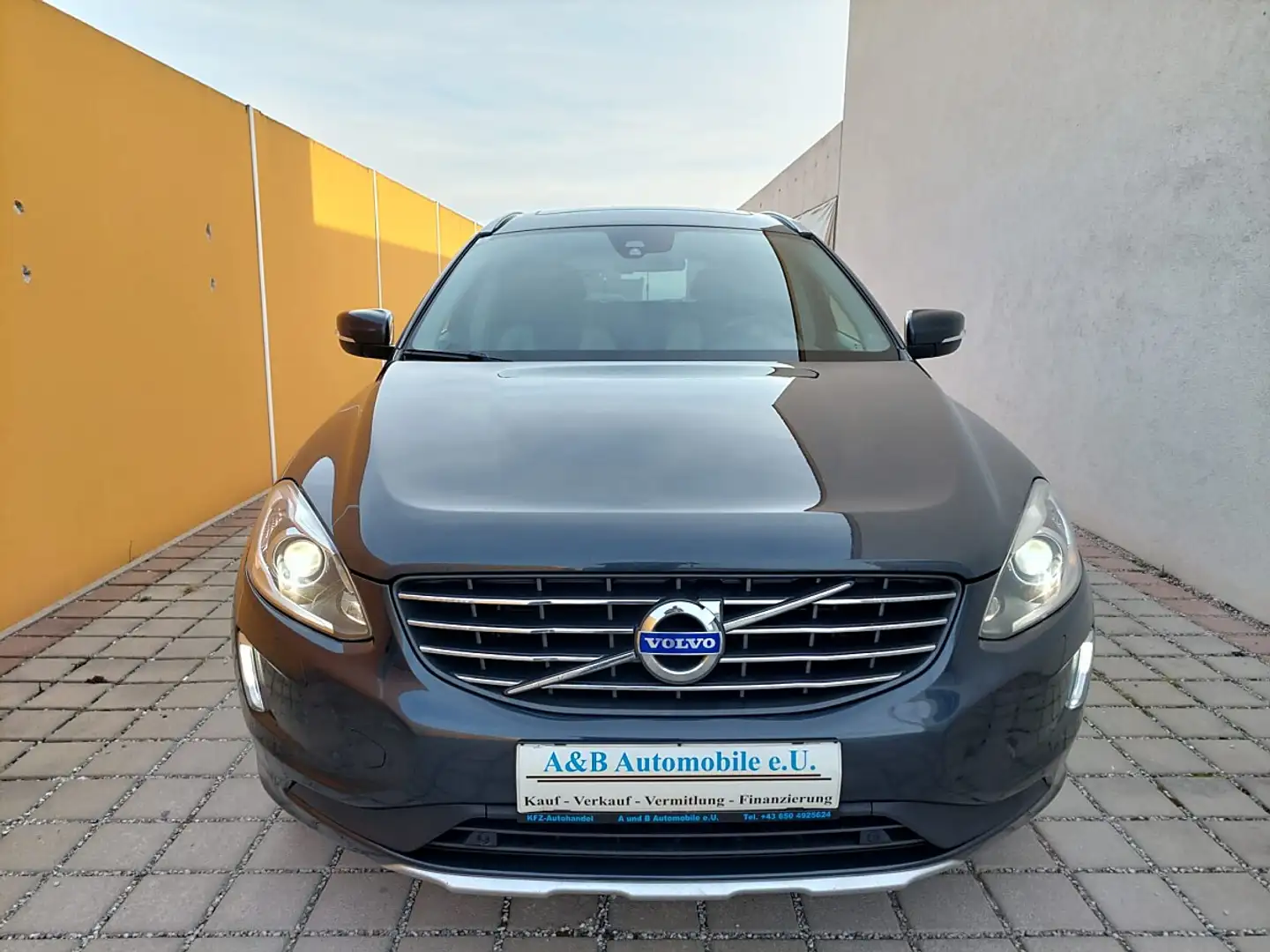 Volvo XC60 D3 Momentum Grau - 2