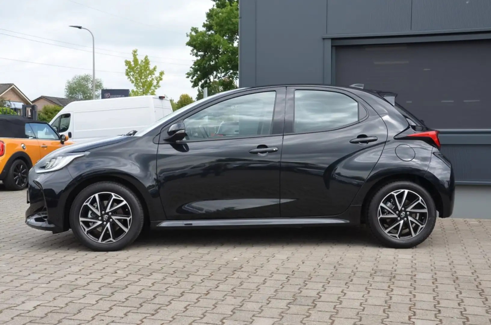 Toyota Yaris 1.5 HYB. 115 COMFORT Zwart - 2