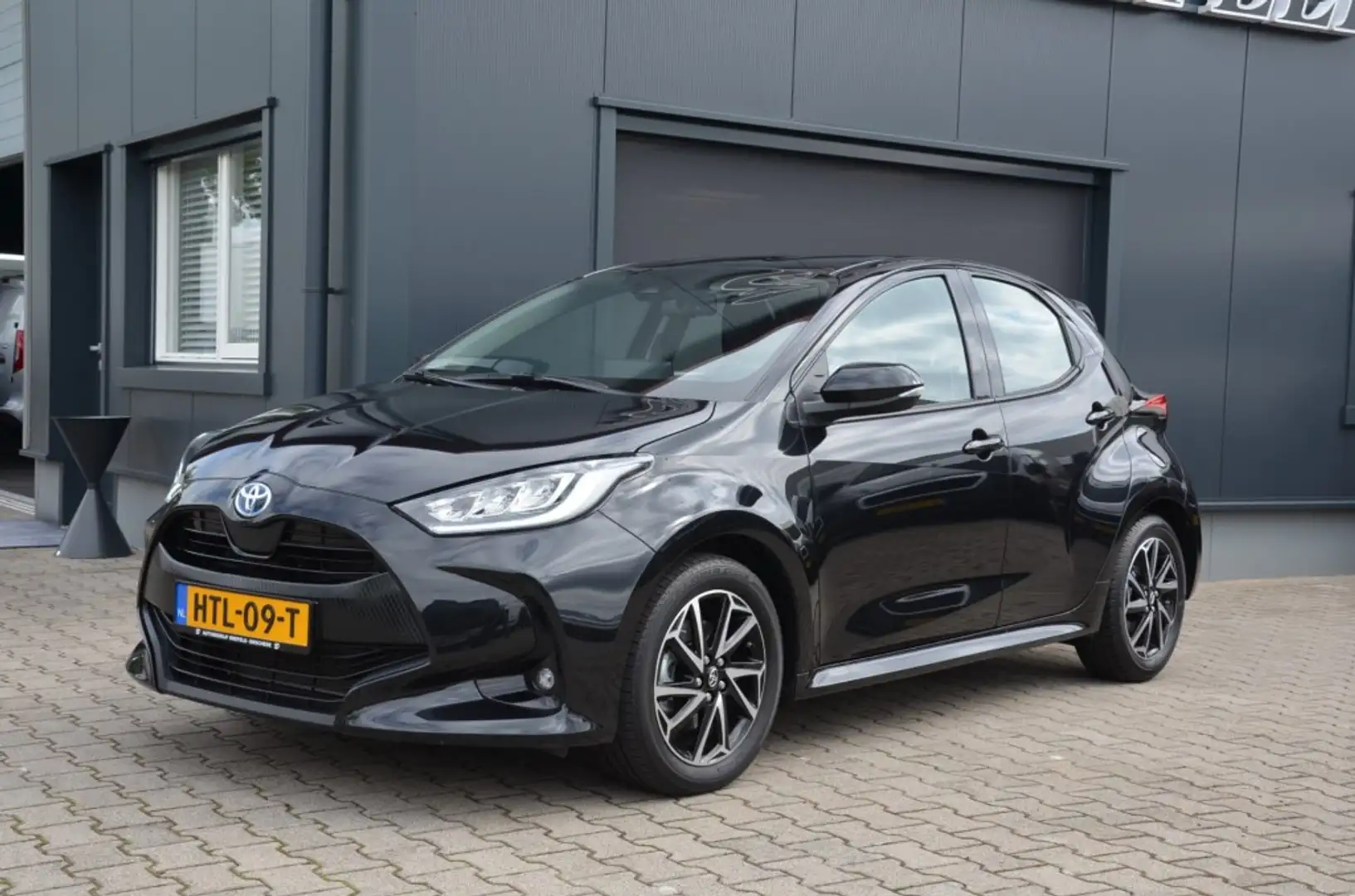 Toyota Yaris 1.5 HYB. 115 COMFORT Zwart - 1