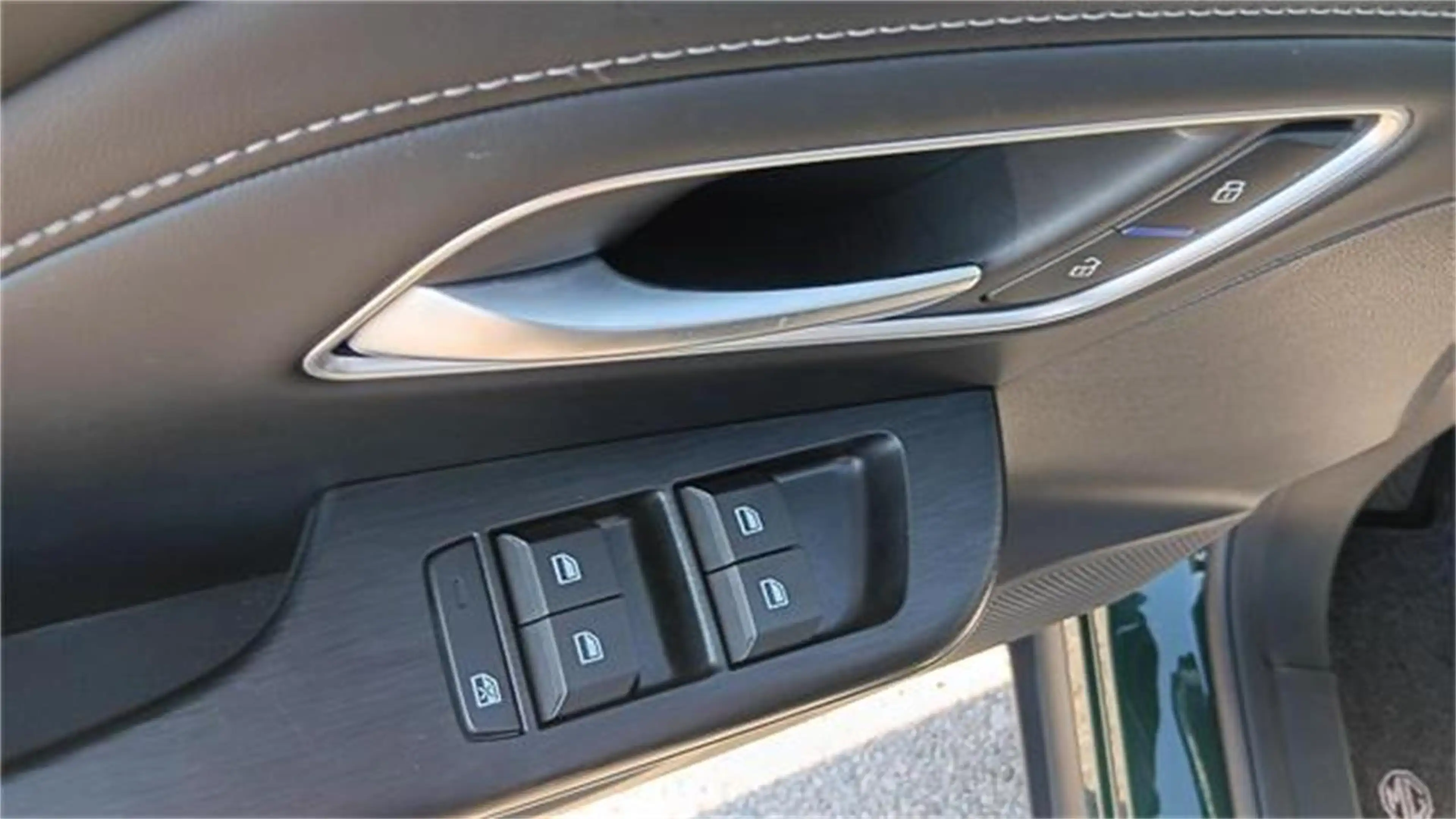 MG ZS 1.5 Hybrid+ Luxury inkl. AHK — photo 8