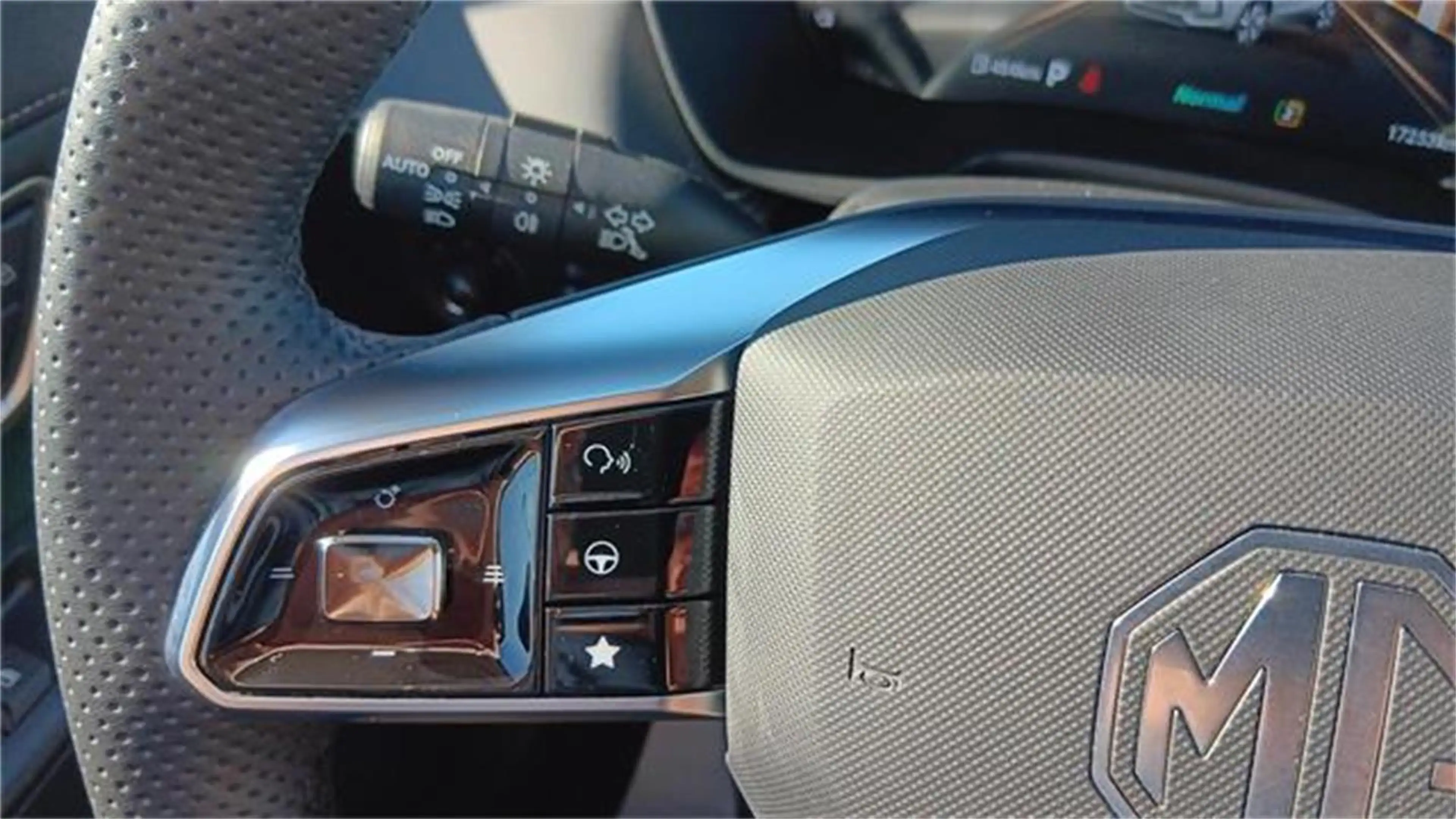 MG ZS 1.5 Hybrid+ Luxury inkl. AHK — photo 12