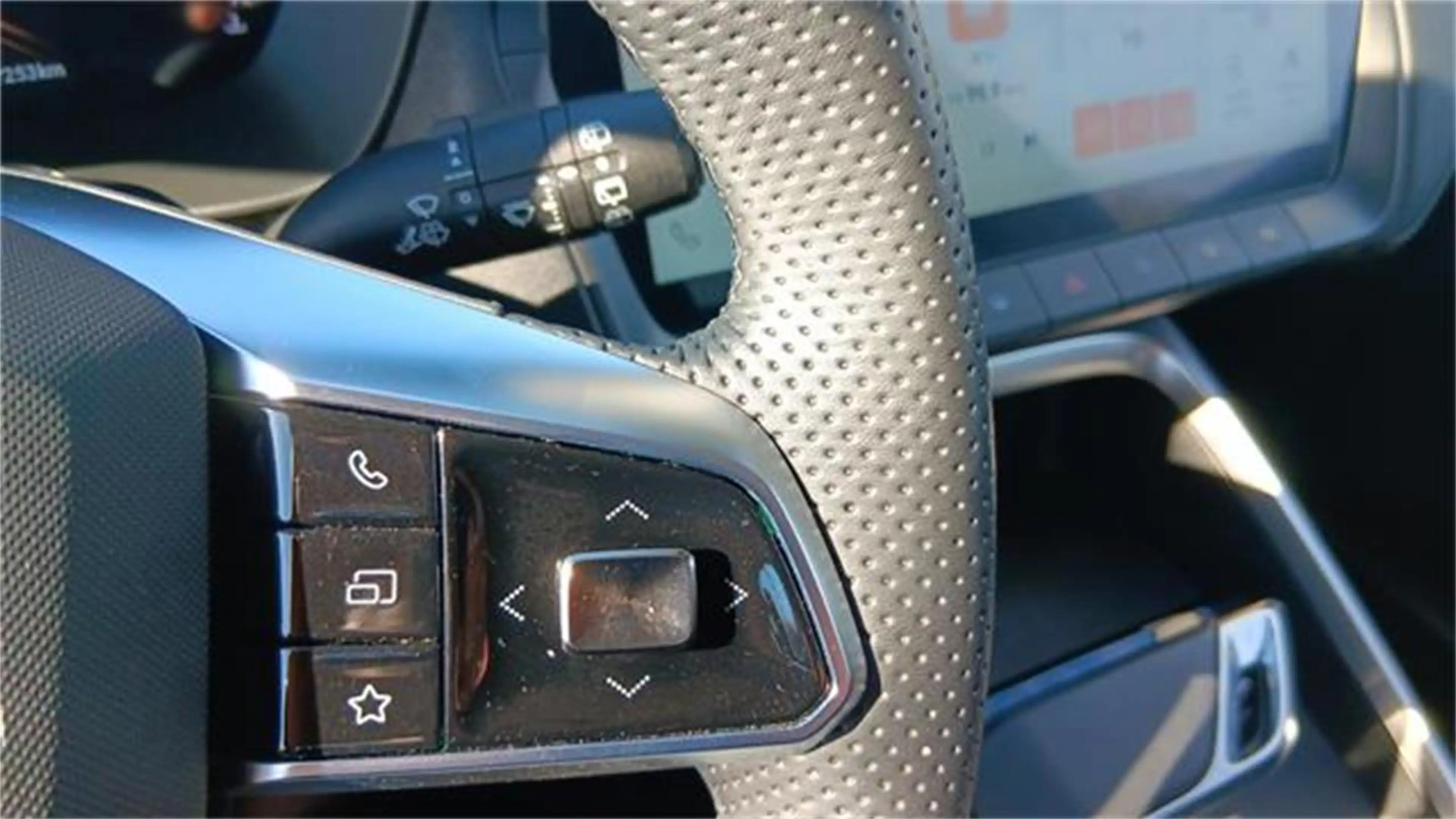 MG ZS 1.5 Hybrid+ Luxury inkl. AHK — photo 13