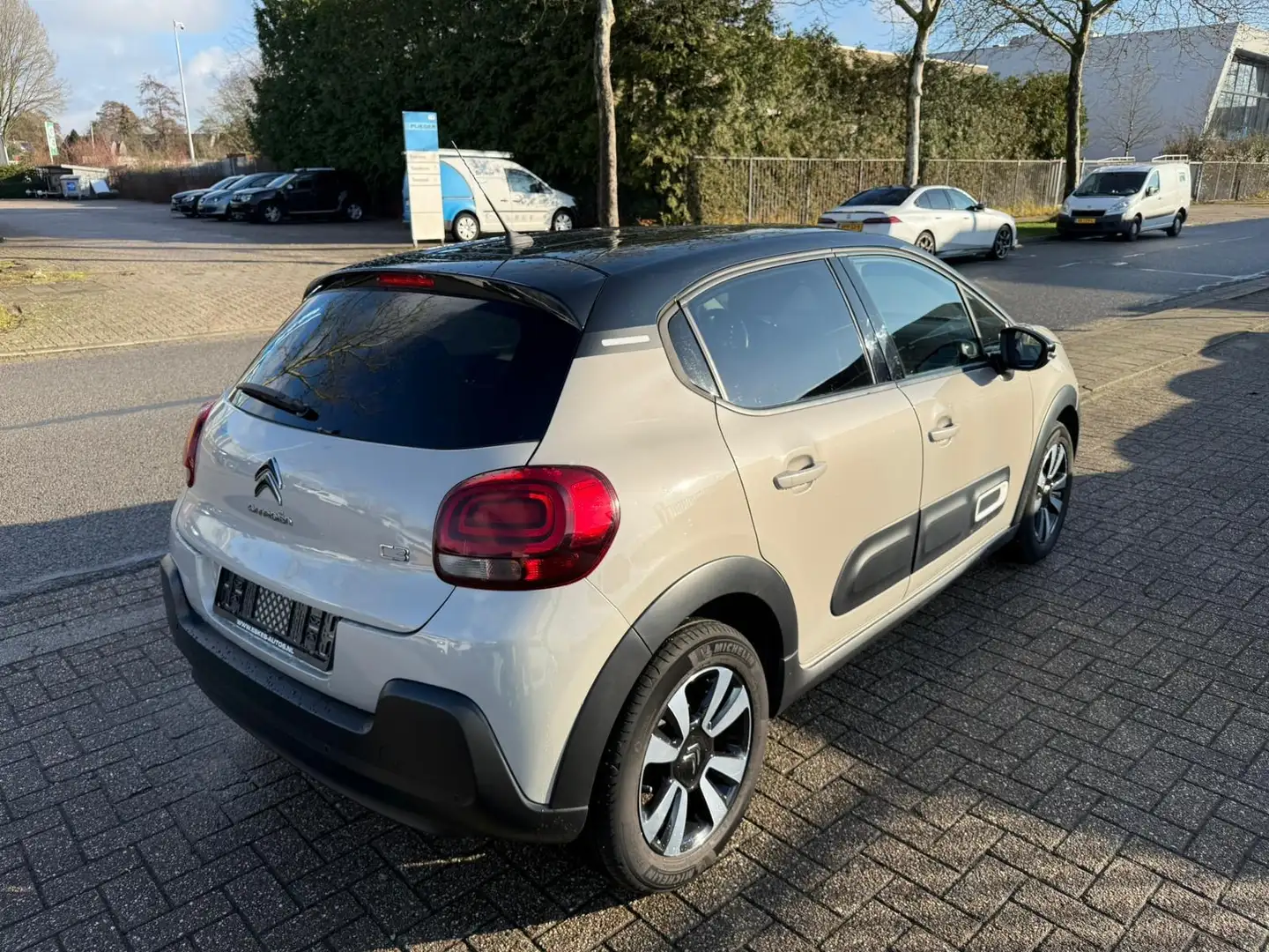 Citroen C3 1.2 PureTech Feel, Facelift, Navi, 12 mnd garantie Beige - 2