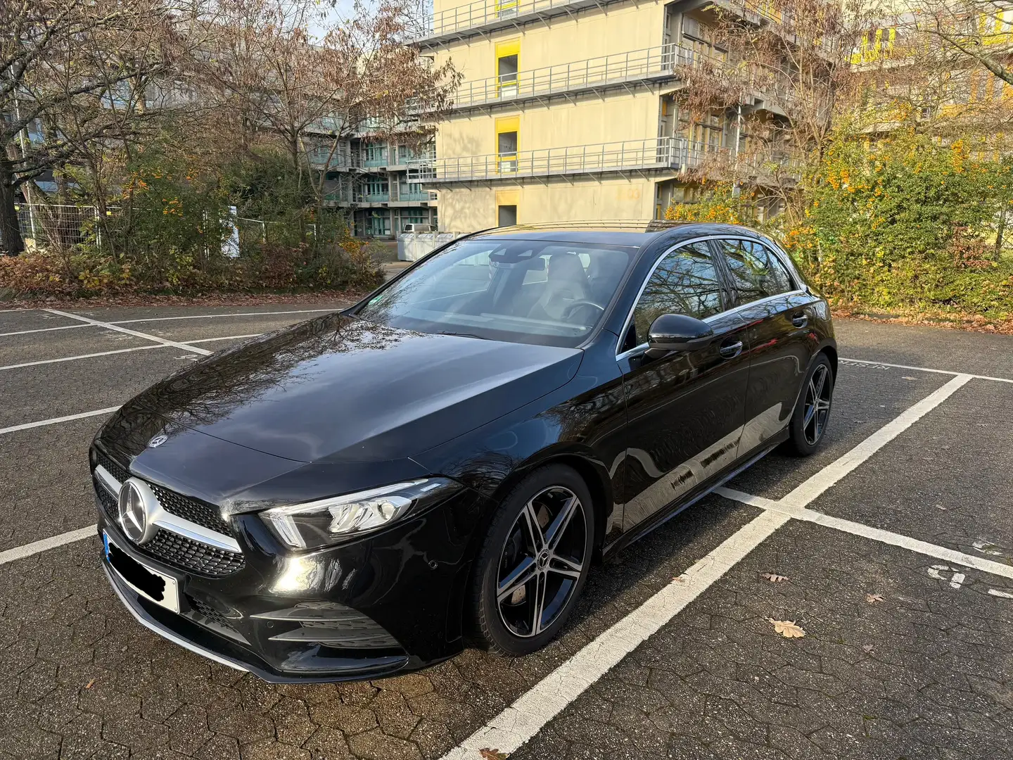 Mercedes-Benz A 250 A 250 7G-DCT AMG Line Schwarz - 2