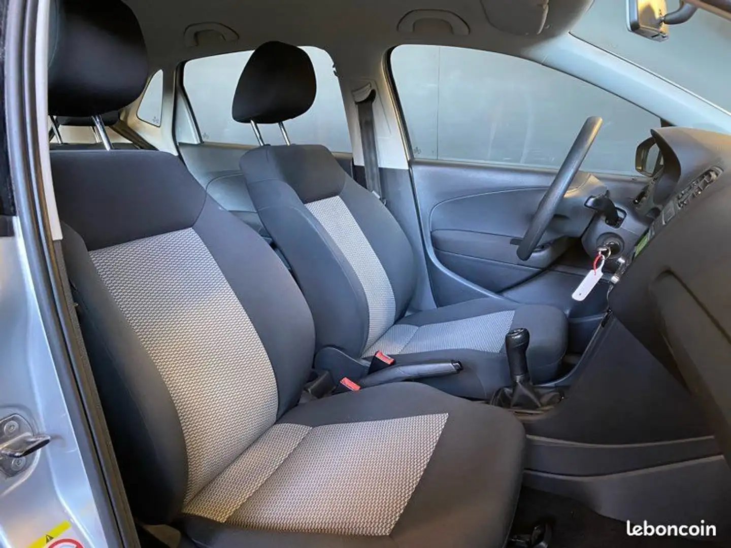 Volkswagen Polo 1.2 TDI (75cv) première main suivi d’entretien climatisation contrôle technique ok garantie reprise - Gris - 2