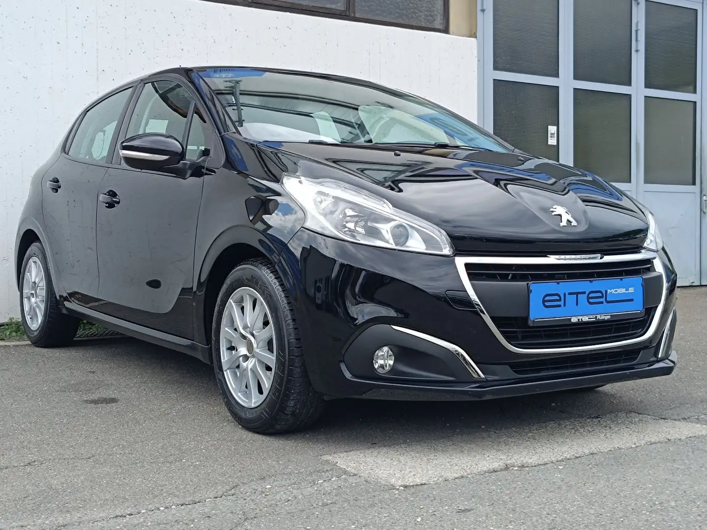 Peugeot 208 Active 1,2 Klima Parksensoren SHZ Tempomat Noir - 2