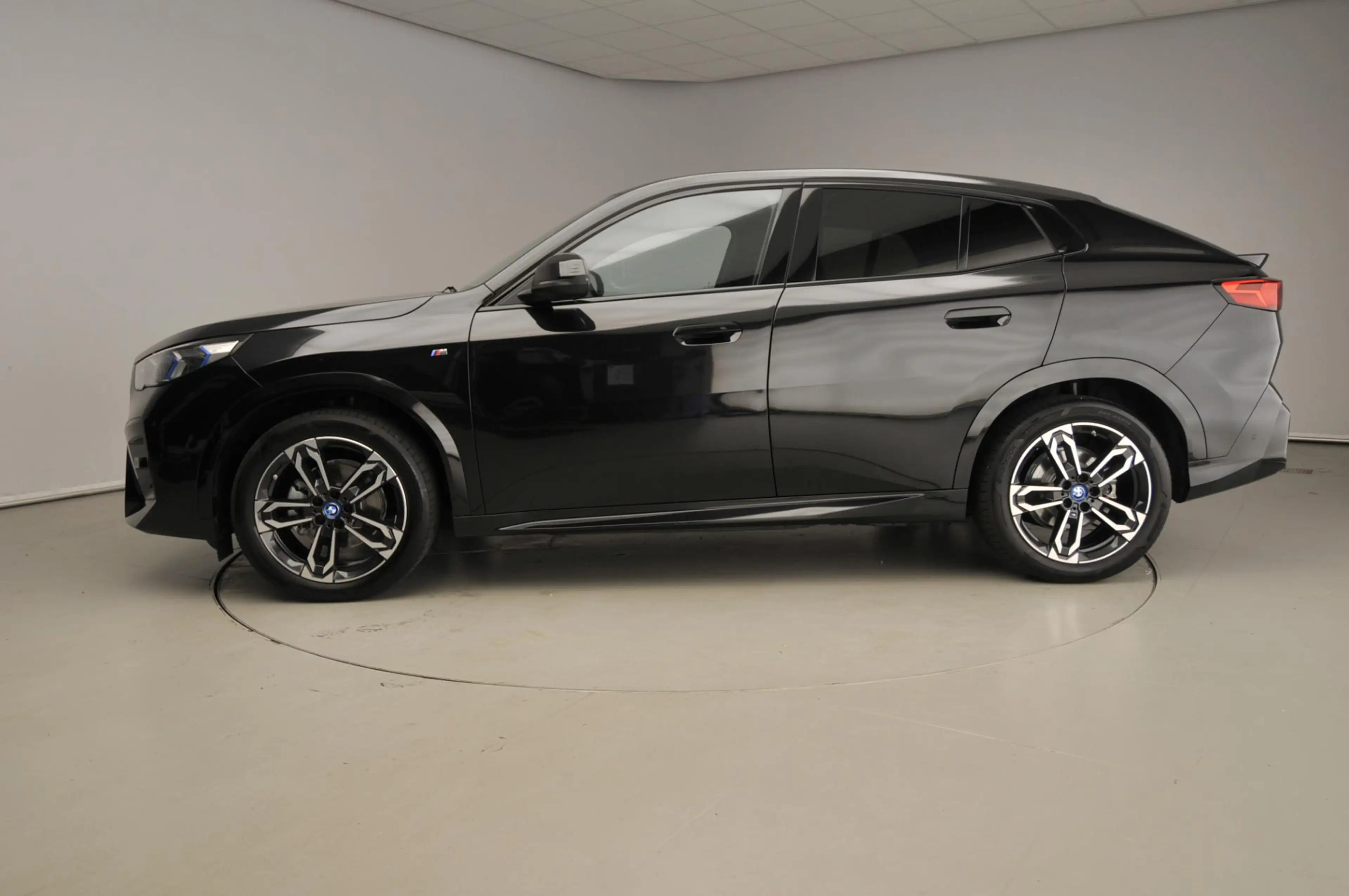 BMW iX2 eDrive20 | M-Sportpakket | LED | Navigatie | Sport — photo 2
