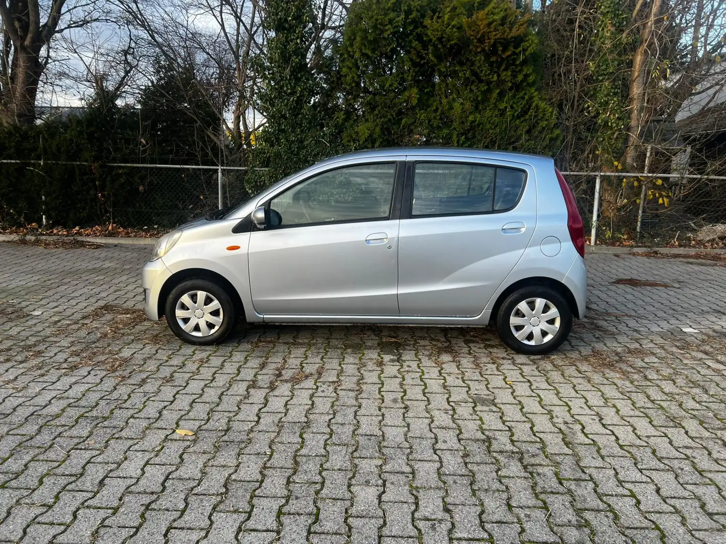 Daihatsu Cuore 1.0 Premium Gris - 2