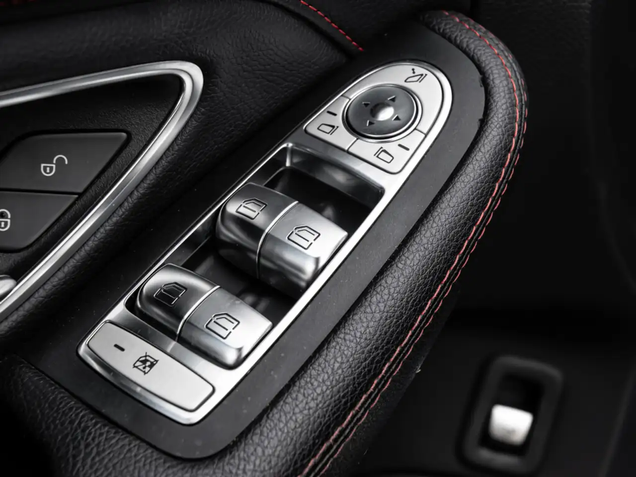 Mercedes-Benz C-Class снимка Mercedes-Benz C-Class