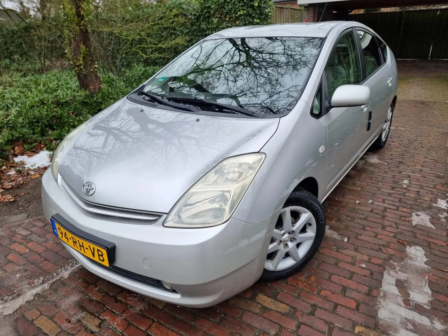 Toyota Prius HYBRID 1.5 VVT-i Bns Navi/JBL/Keyless EXPORT! Grau - 2