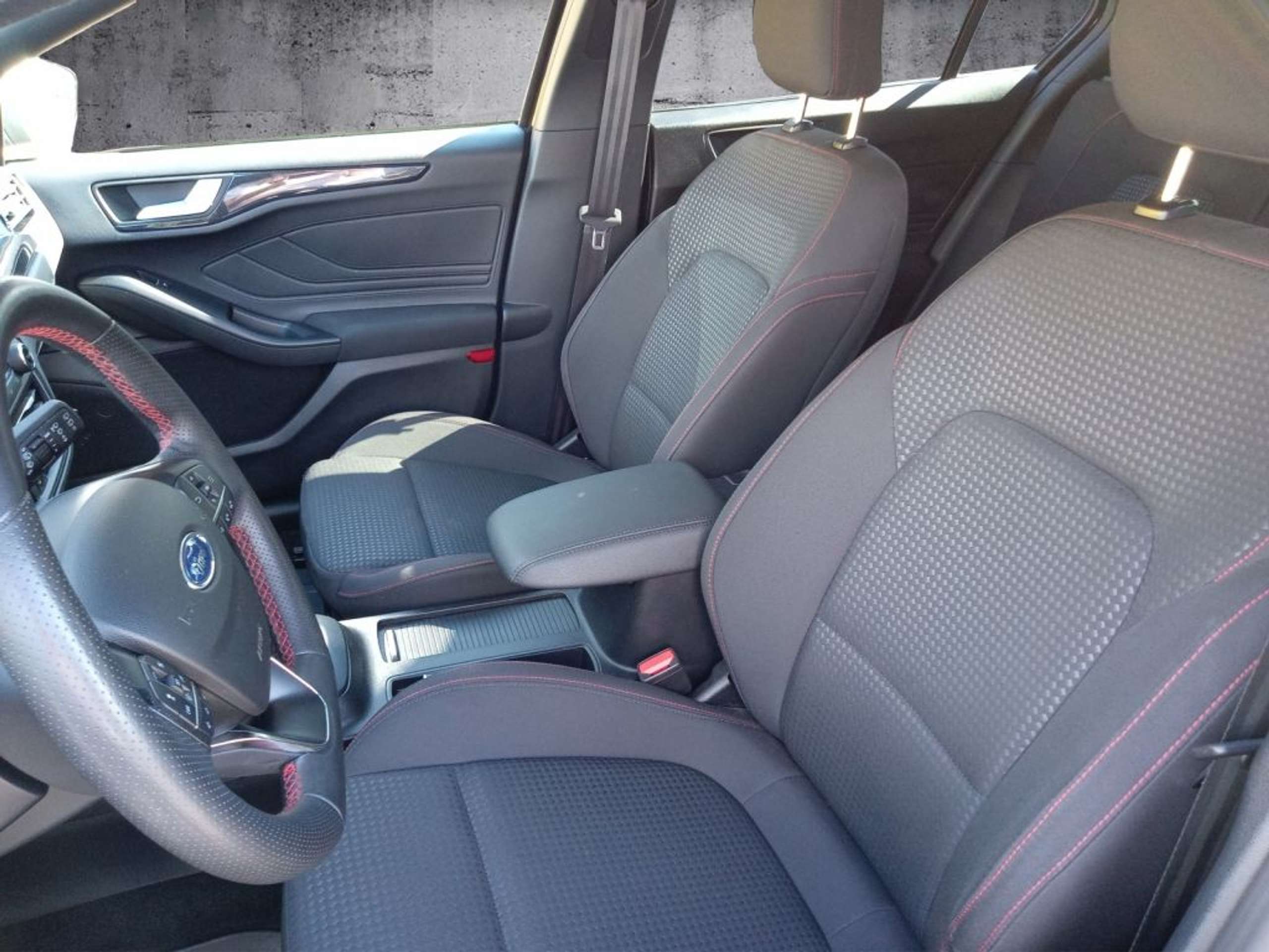 Fahrzeugabbildung Ford Focus 1.0 EcoBoost Start-Stopp-System ST-LINE - mit KI generiert/bearbeitet