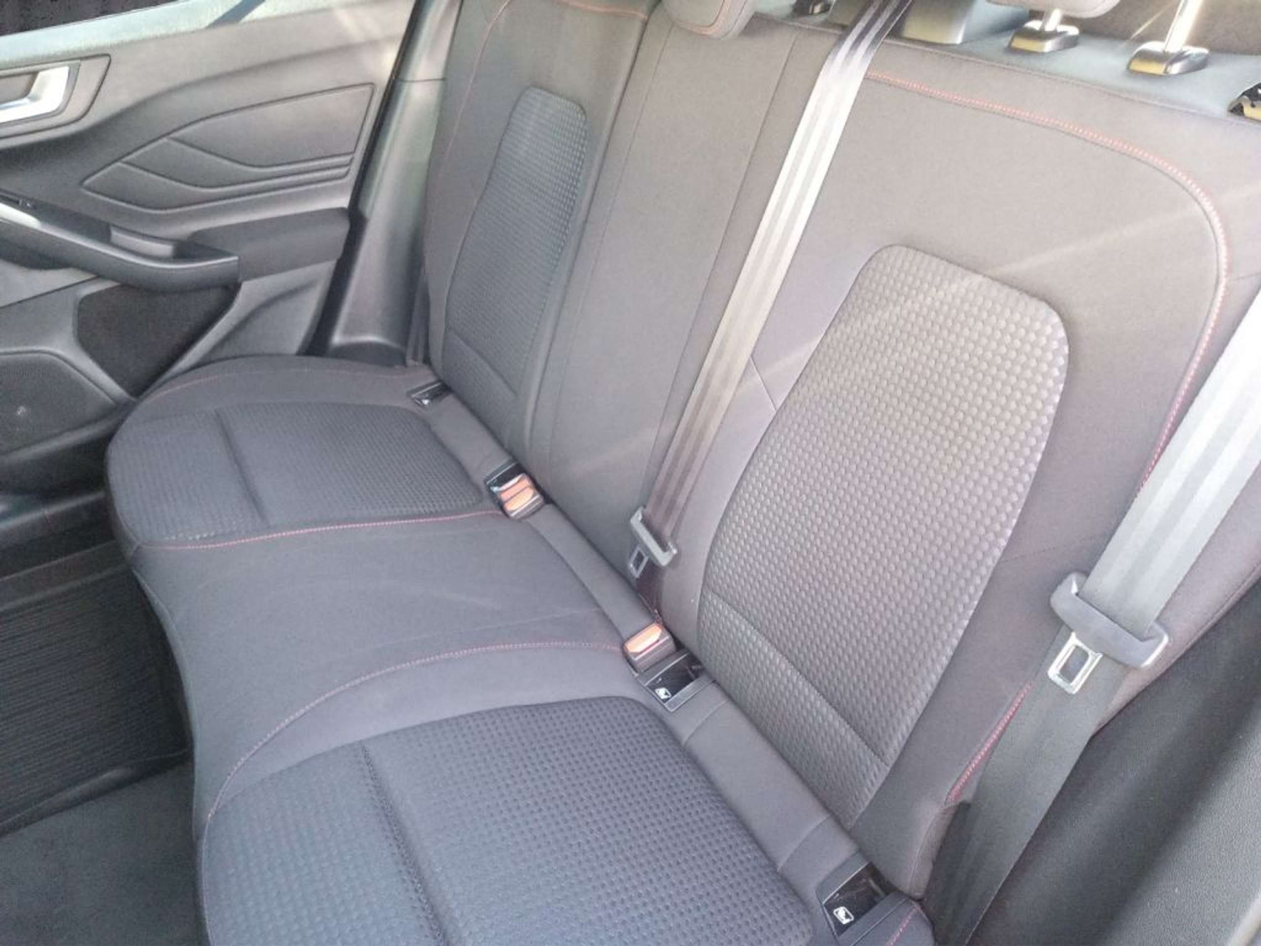 Fahrzeugabbildung Ford Focus 1.0 EcoBoost Start-Stopp-System ST-LINE - mit KI generiert/bearbeitet
