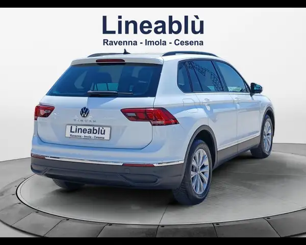 Volkswagen Tiguan view 5